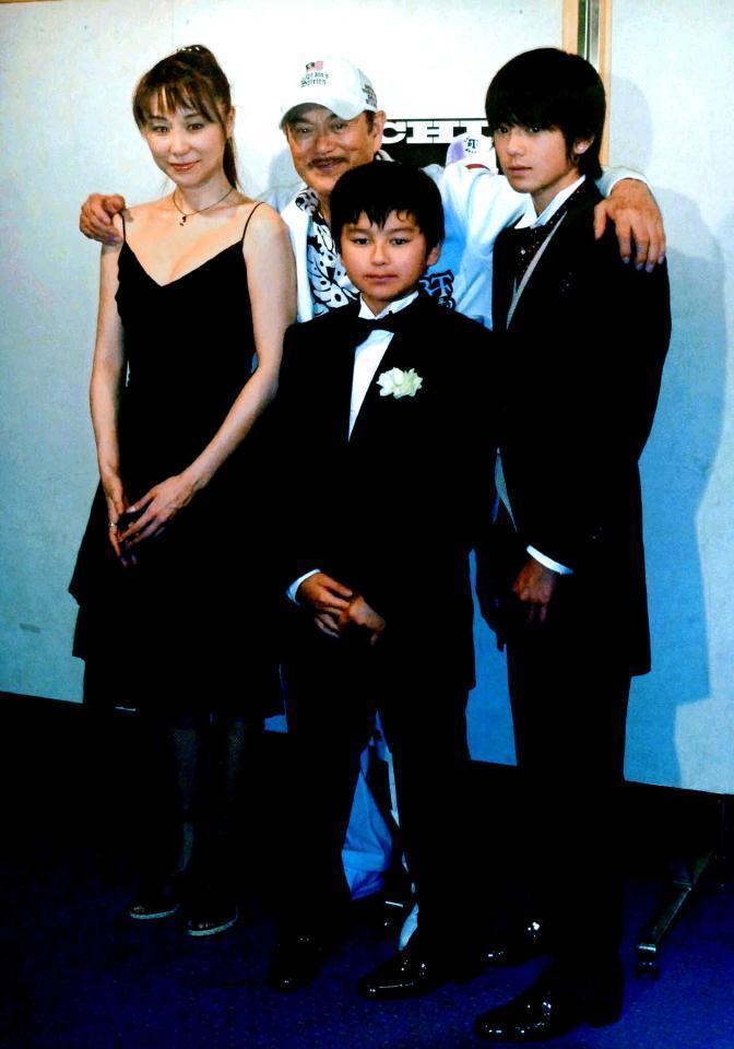 千葉真一有1女2子，女兒真瀨樹里尚未對外發言，新田真劍佑（右1）正在國外工作，小兒子真榮田鄉敦趕到醫院已來不及見父親最後一面。（網路圖片）