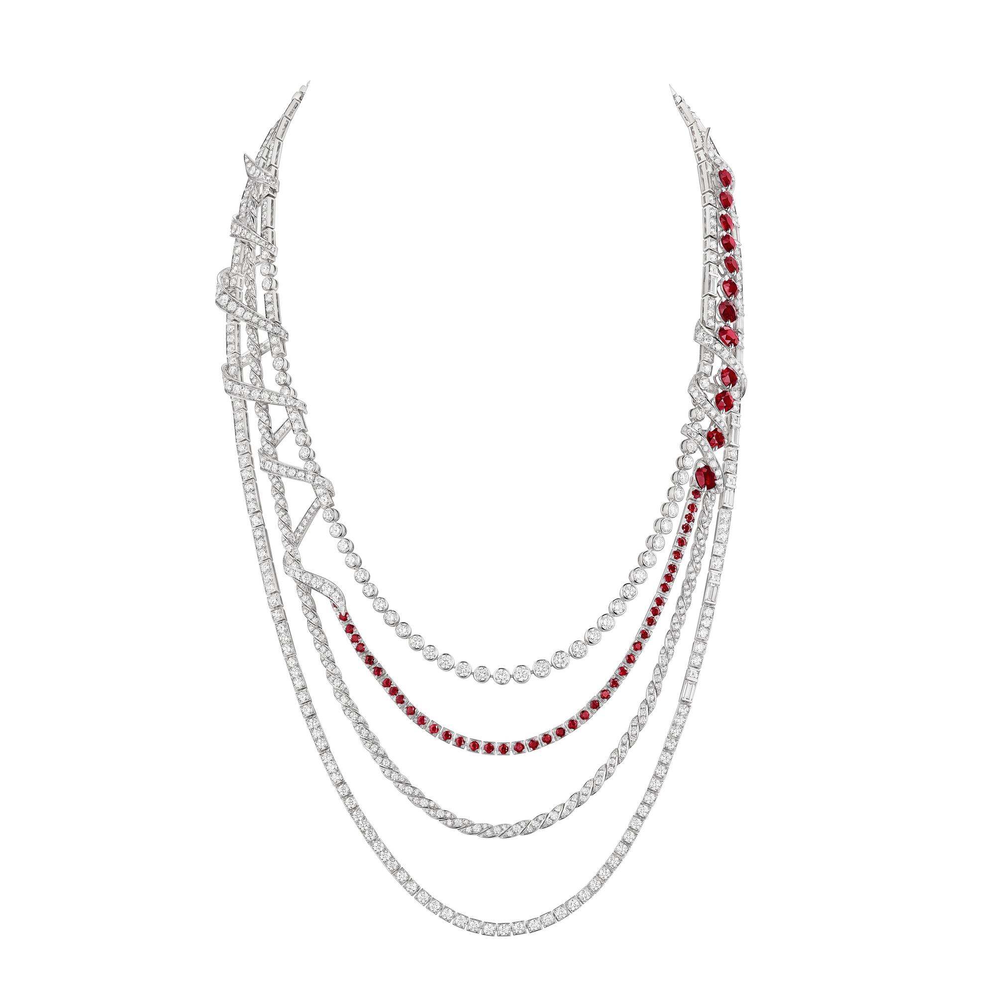 Torsade de Chaumet 18K白金可轉換式項鍊是本次展覽中最貴的作品，約合台幣4300萬元。