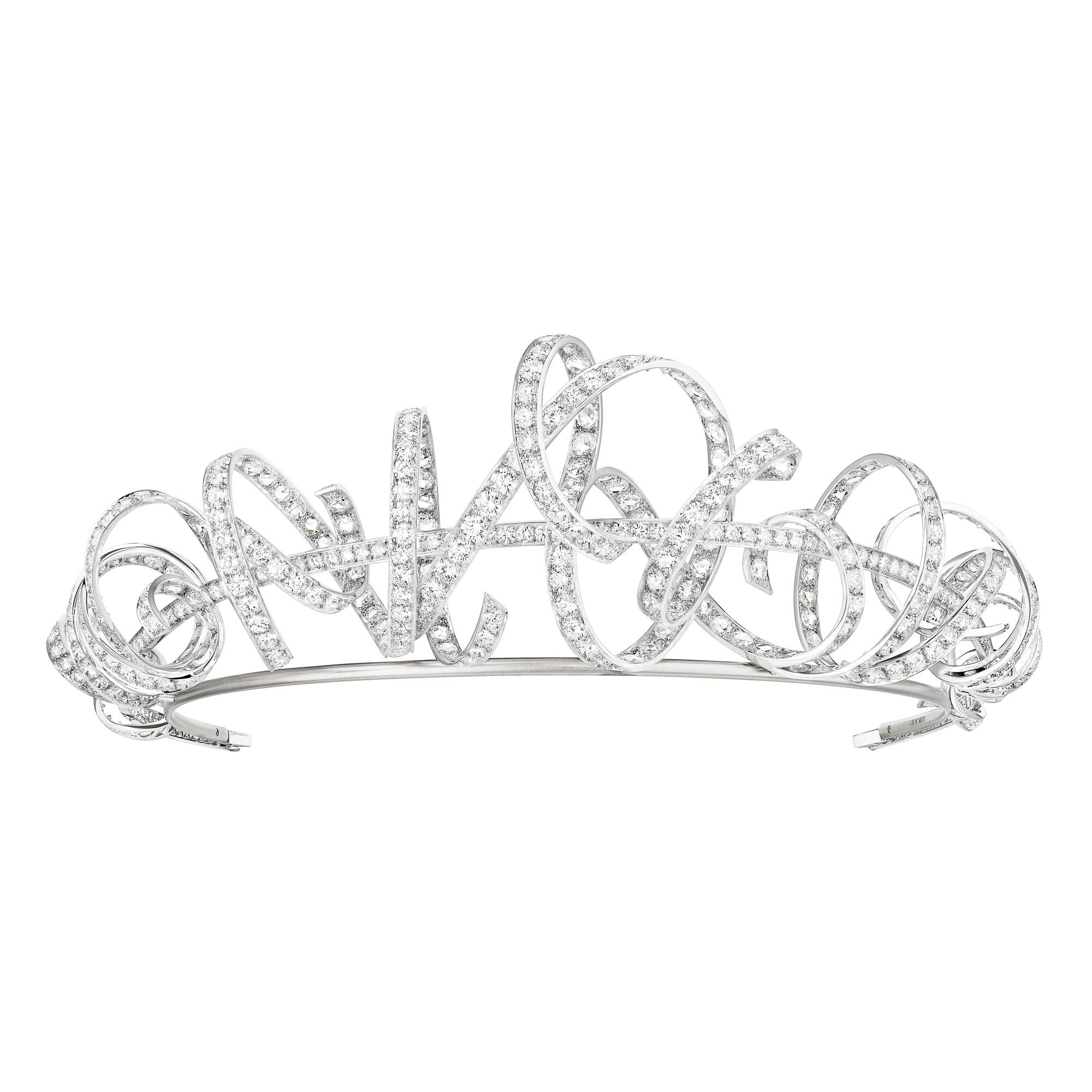 Torsade de Chaumet 18K白金冠冕鑲嵌385顆重約63.63克拉EF VVS等級的明亮式切割鑽石，以及156顆重約23.87克拉的EF VVS等級玫瑰式切割鑽石。