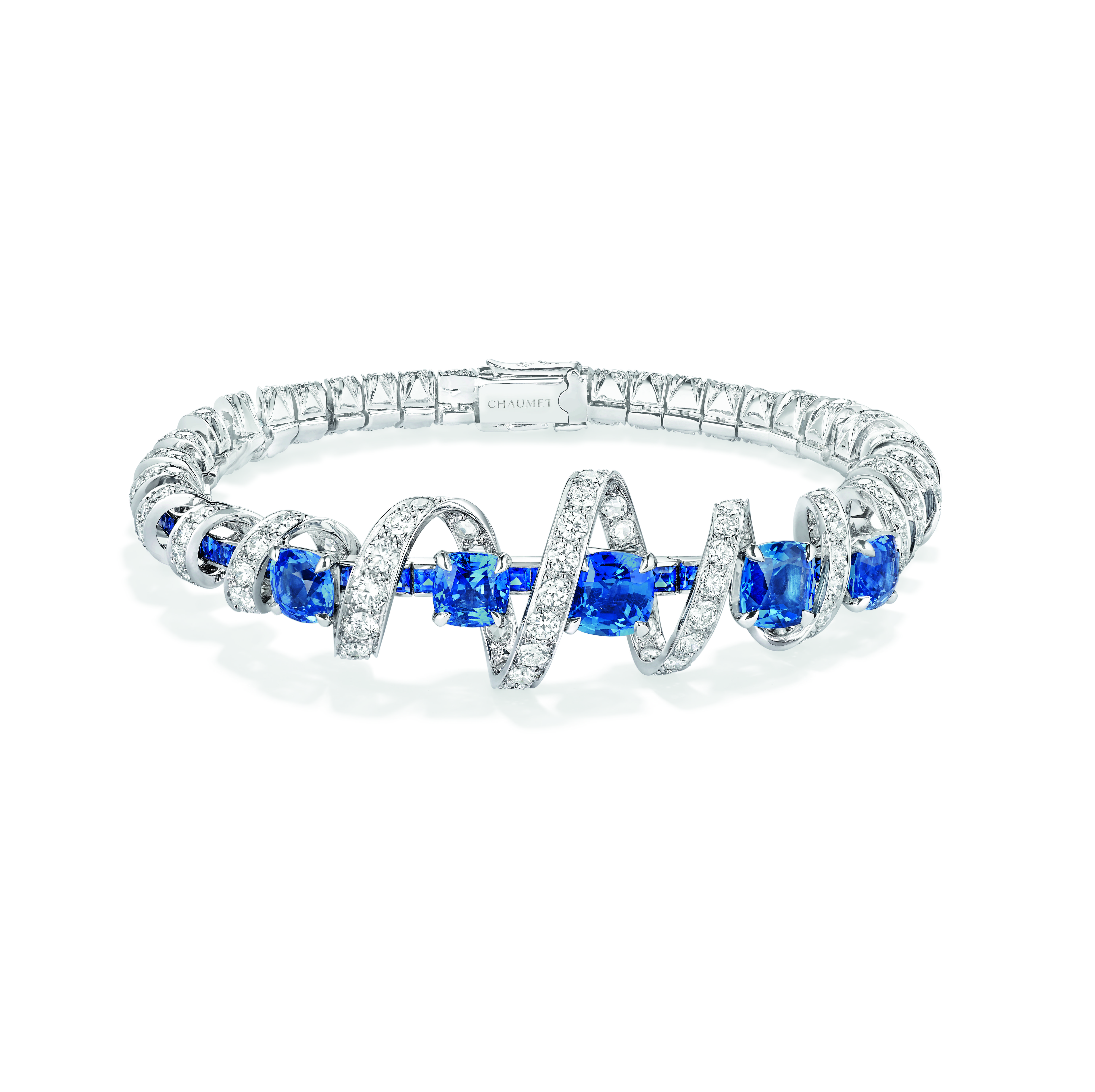 Torsade de Chaumet 18K白金手鍊鑲嵌5顆來自斯里蘭卡重約7.96克拉的枕形切割藍寶石，56顆重約4.63克拉的長方形切割藍寶石，29顆重約0.59克拉F+ VS+等級的玫瑰式切割鑽石，以及182顆重約6.86克拉EF VVS等級的明亮式切割鑽石。
