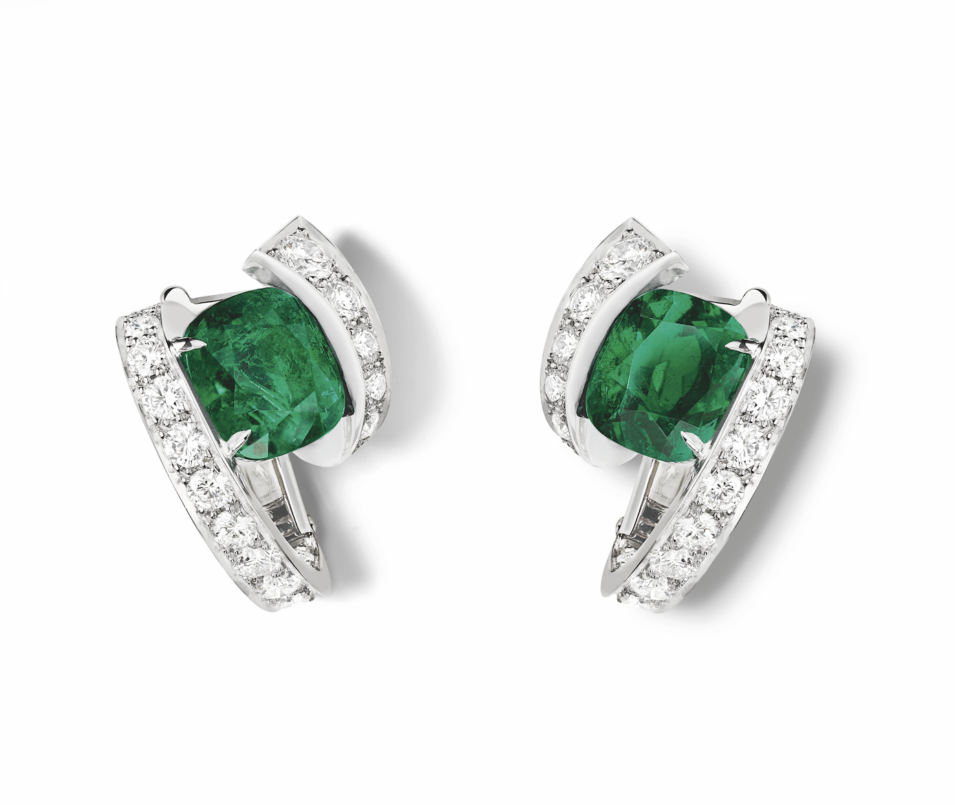 Torsade de Chaumet 18K白金耳環鑲嵌1顆來自哥倫比亞重約2.69克拉的Vivid Green祖母綠，1顆來自哥倫比亞重約2.56克拉的Vivid Green祖母綠，以及46顆重約1.54克拉EF VVS等級的明亮式切割鑽石。