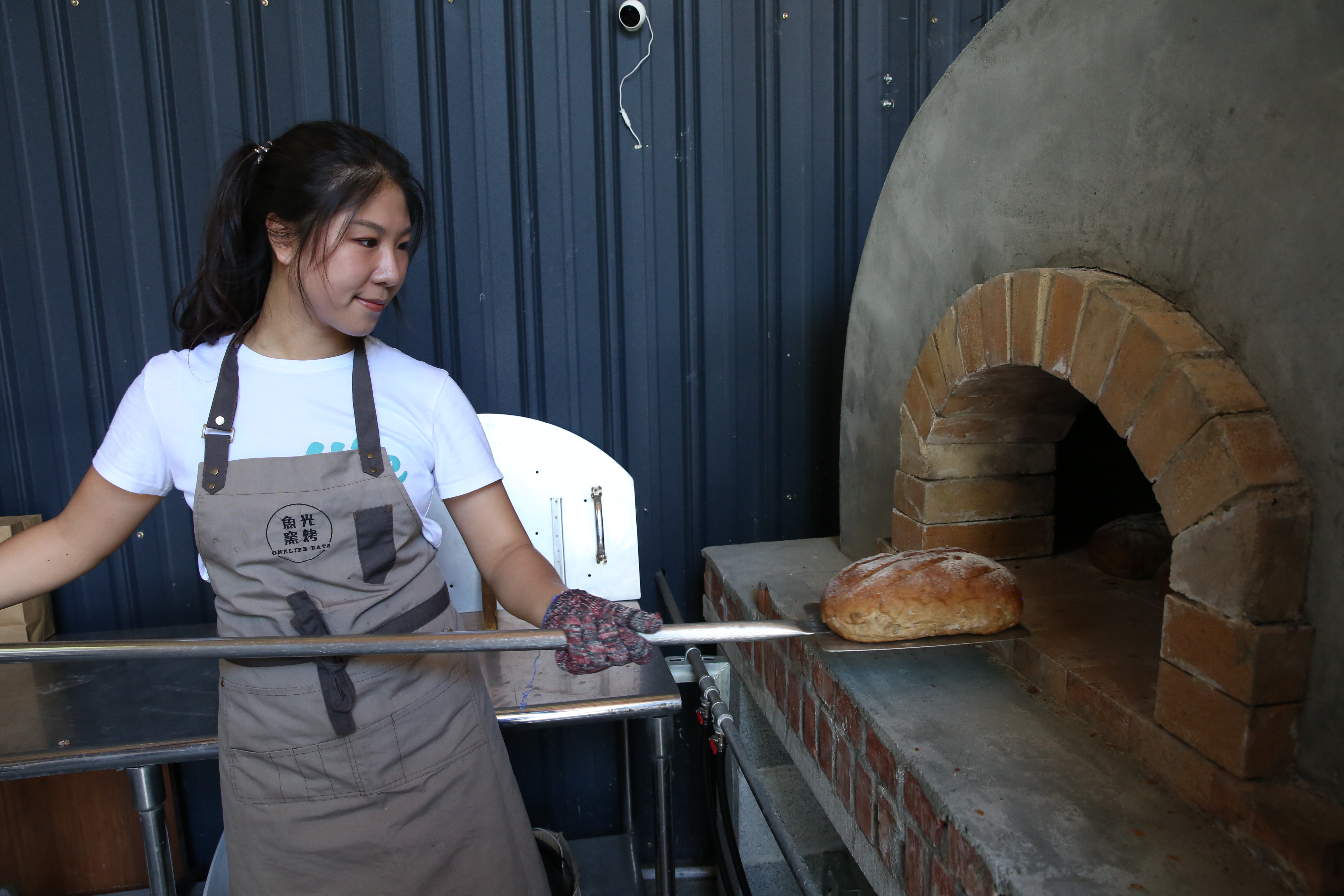 魚光窯烤麵包的老闆娘張乃嘉在父母那邊學得磚窯窯烤的技巧，烤出一顆顆香氣迷人的麵包。 