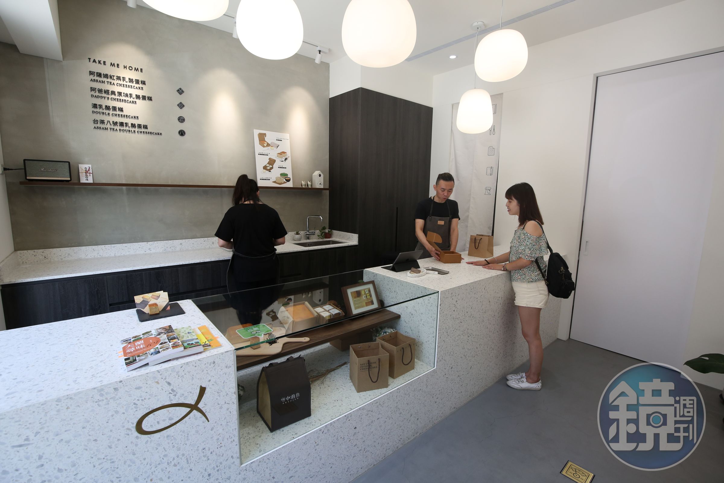 空中的魚乳酪蛋糕店面簡潔明亮，僅提供外帶。