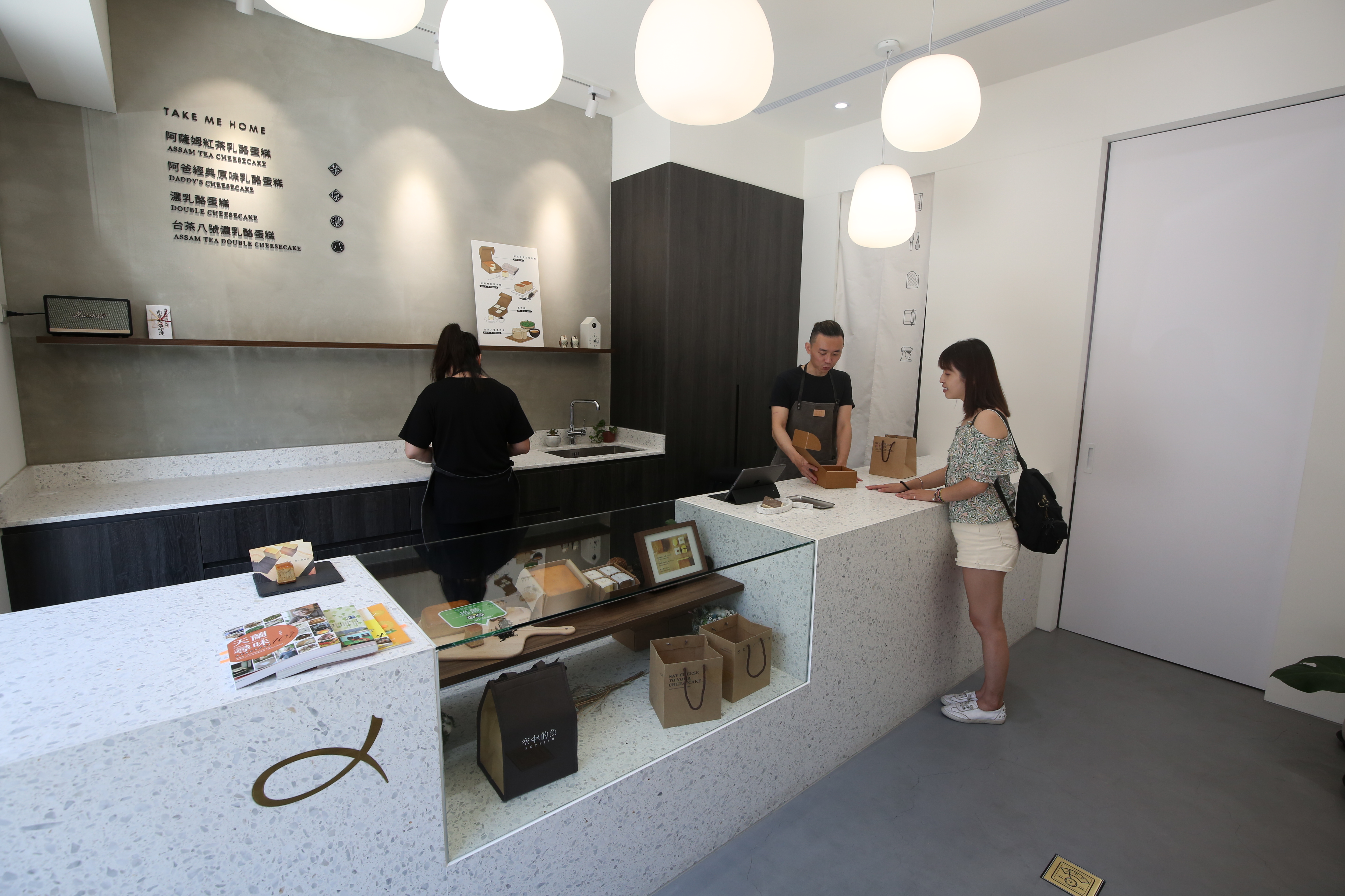 空中的魚乳酪蛋糕店面簡潔明亮，僅提供外帶。