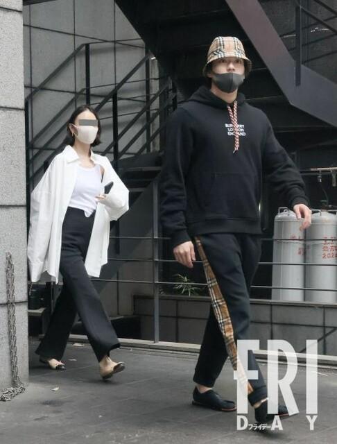 新田真劍佑(右)5月與女友約會時戴口罩卻把鼻子露在外面,新聞曝光兩天後就確診新冠肺炎。(翻攝自FRIDAY)