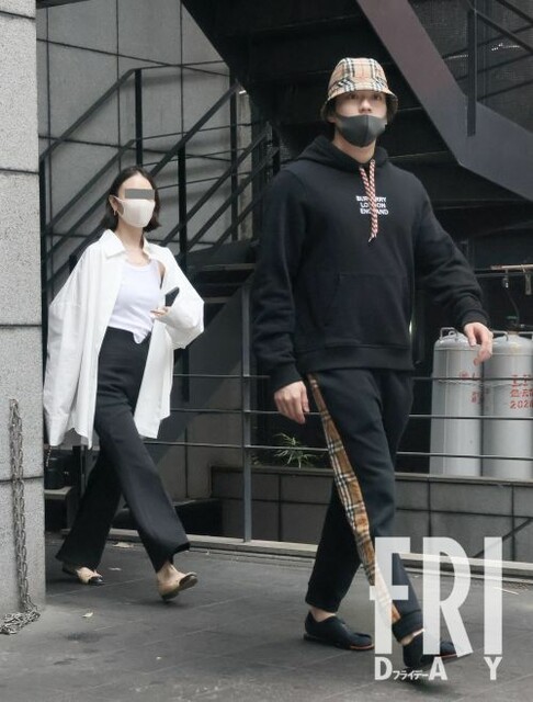 新田真劍佑(右)5月與女友約會時戴口罩卻把鼻子露在外面,新聞曝光兩天後就確診新冠肺炎。(翻攝自FRIDAY)