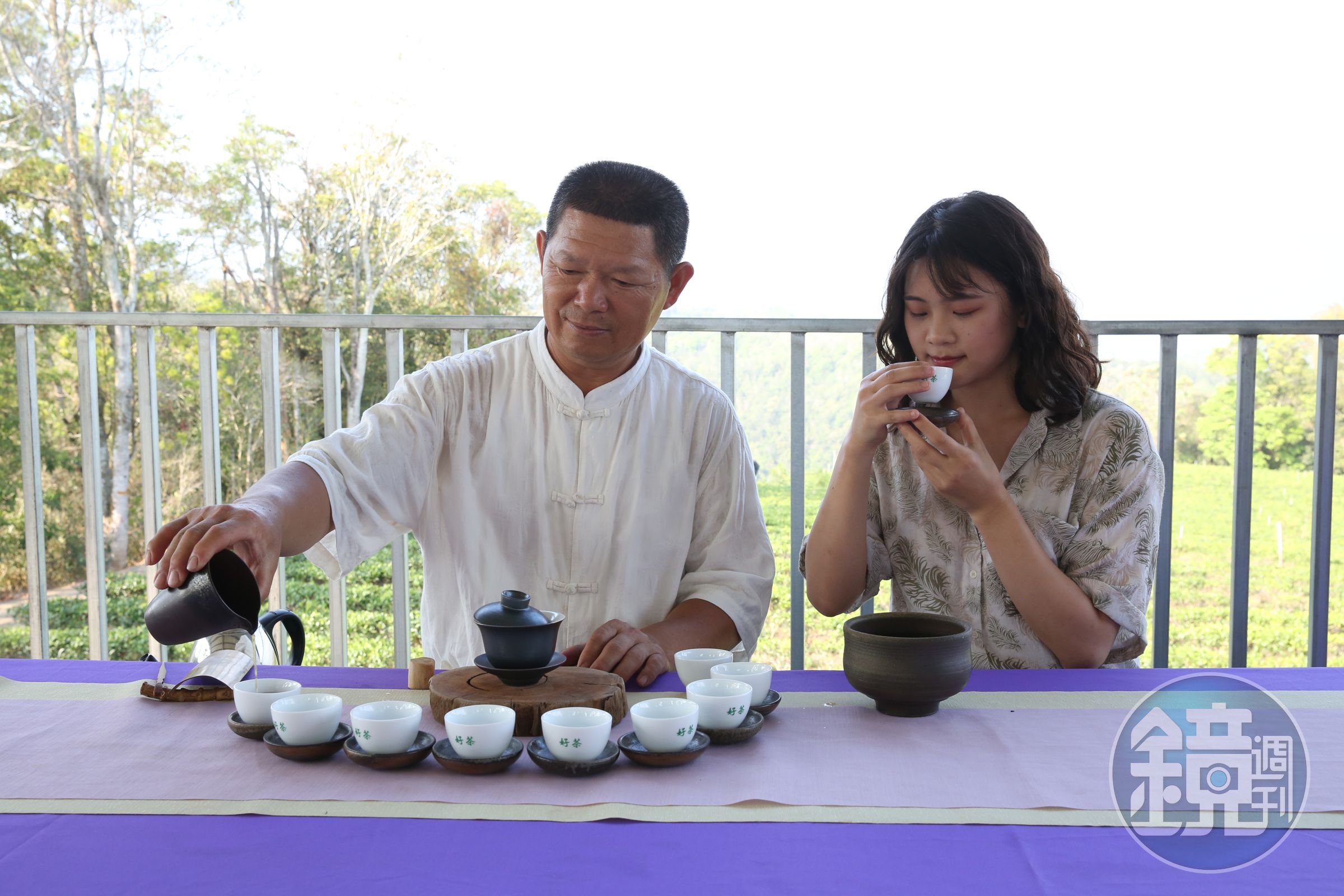 茶園旁老闆賴昱維為遊客鋪上茶席，在午後悠閒品紅茶。