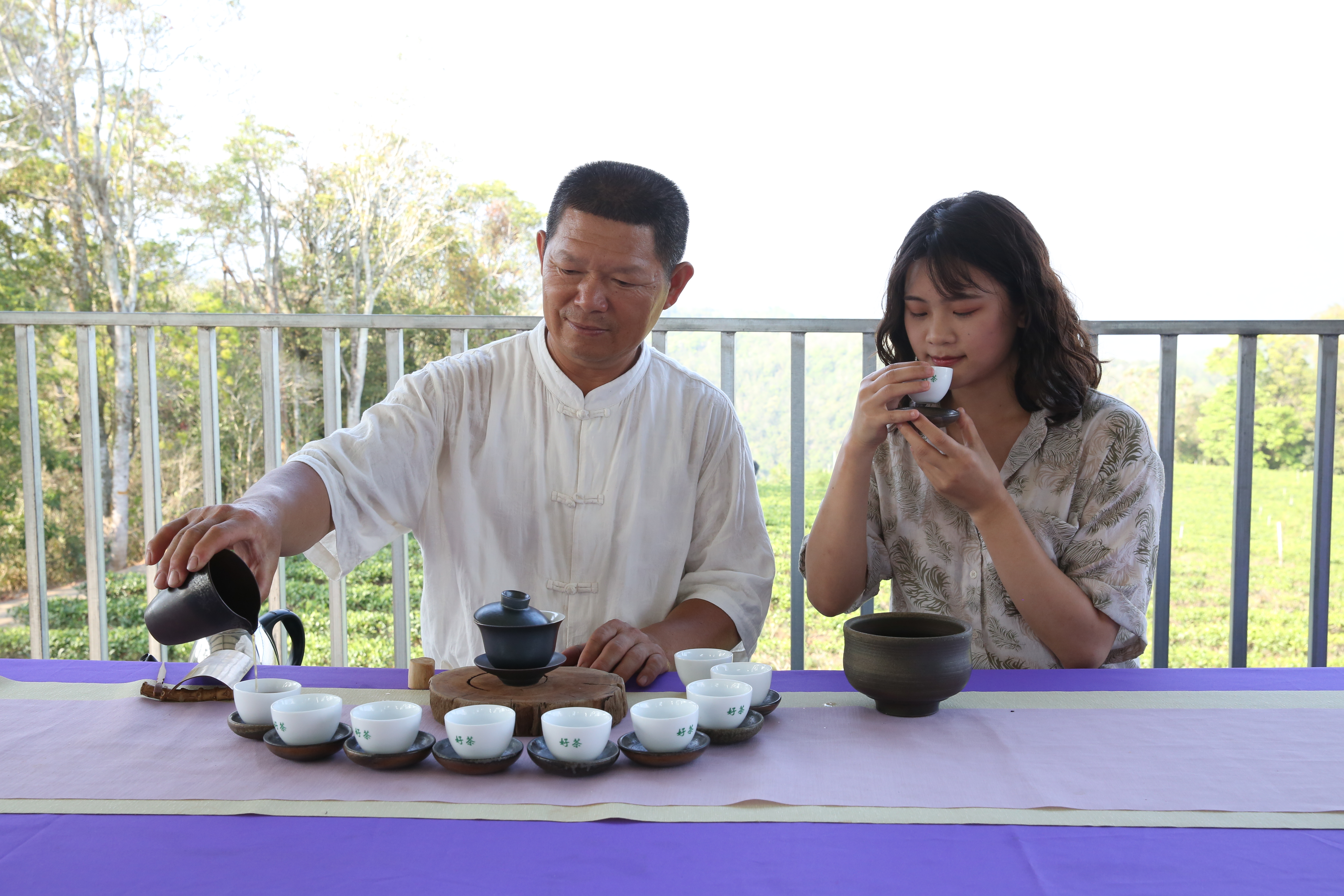 茶園旁老闆賴昱維為遊客鋪上茶席，在午後悠閒品紅茶。