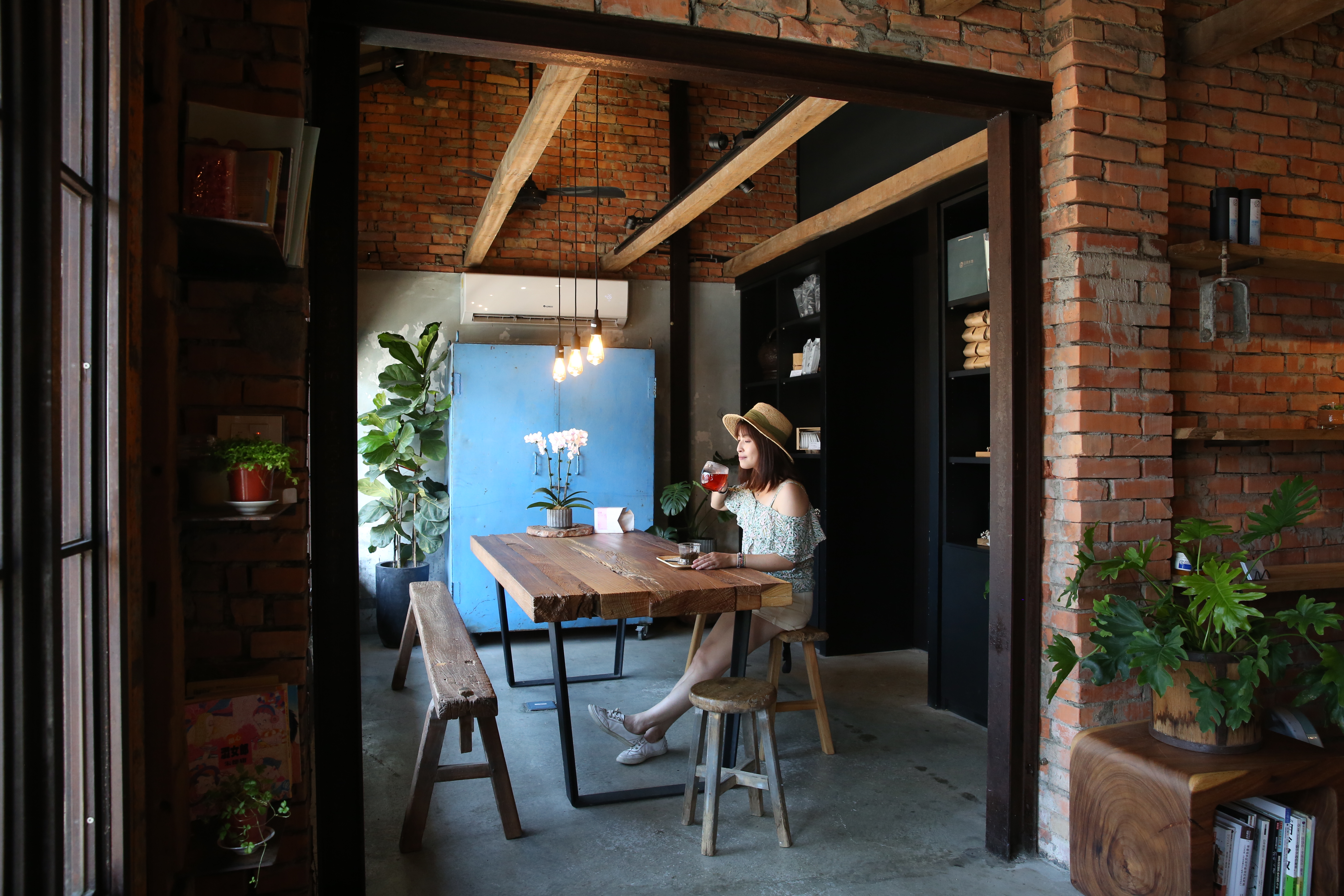 在日月作物品上一壺好茶，沏上一午後的慵懶時光。