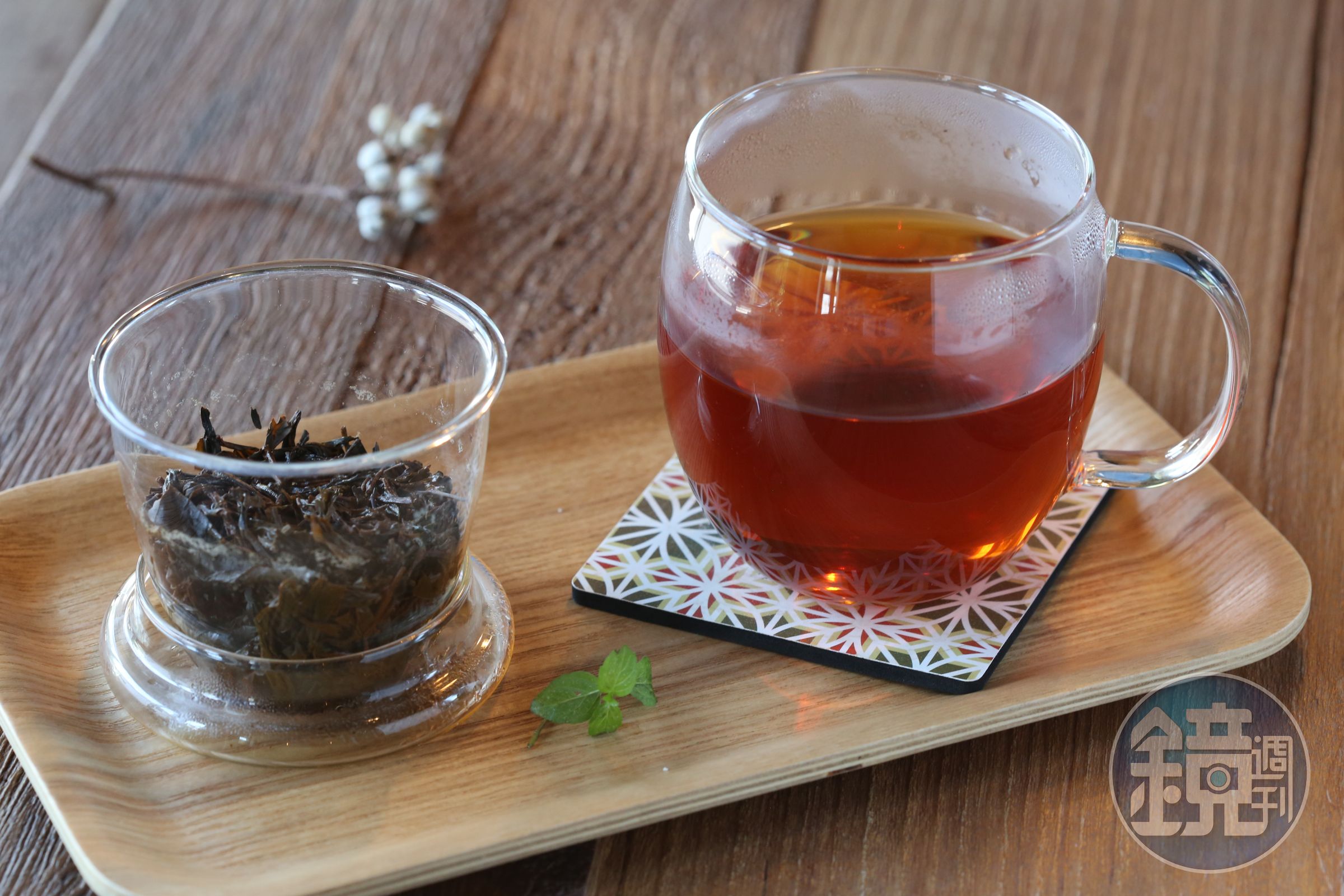 沒嘗一壺紅玉紅茶，別說你來過日月潭。這是「手採老欉紅玉紅茶」。（80元／杯）