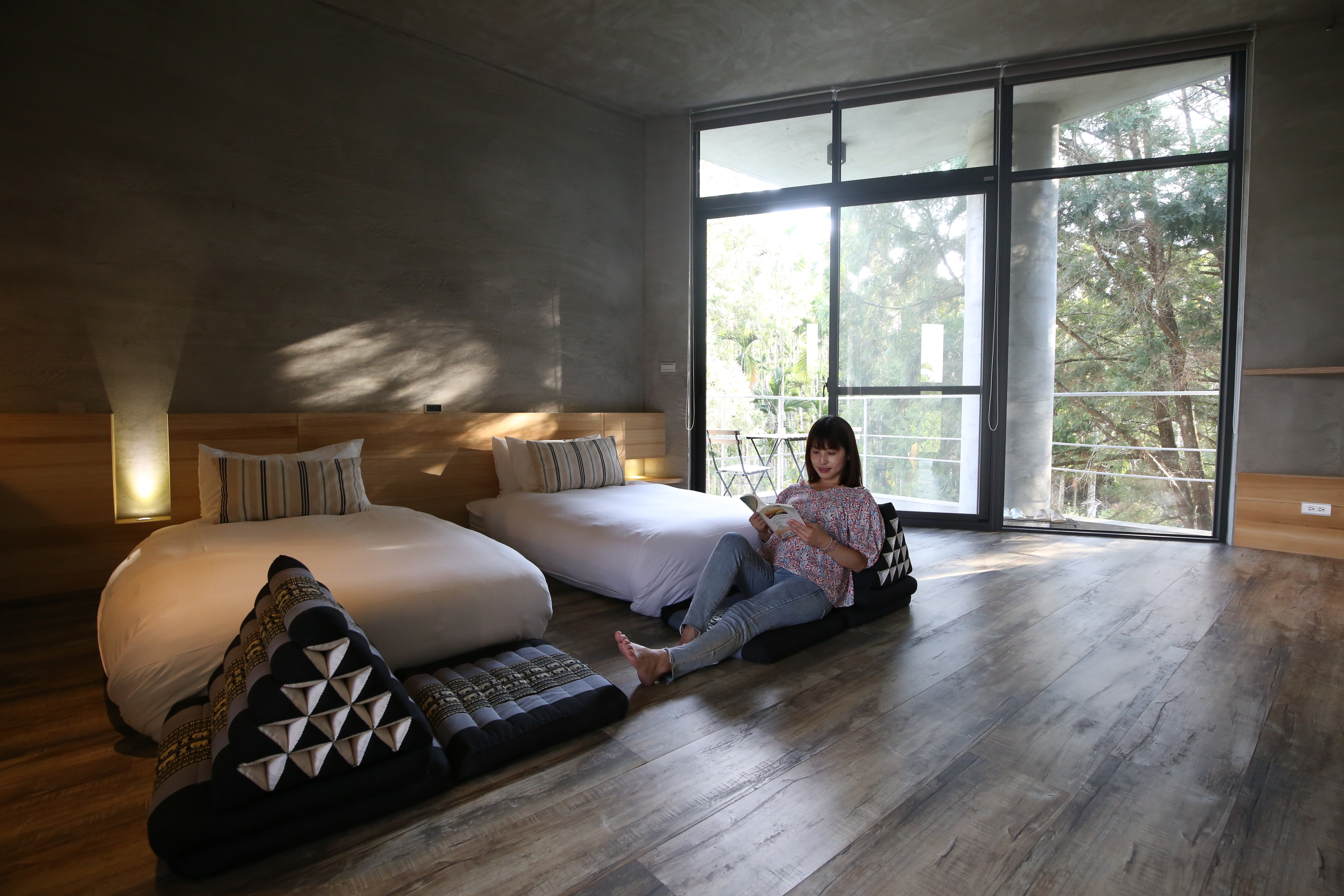 「Block House積木家」運用建築設計感，讓窗外綠意形成房間的一幅畫作，圖中房型Fari為兩人房，每晚4,480元起。