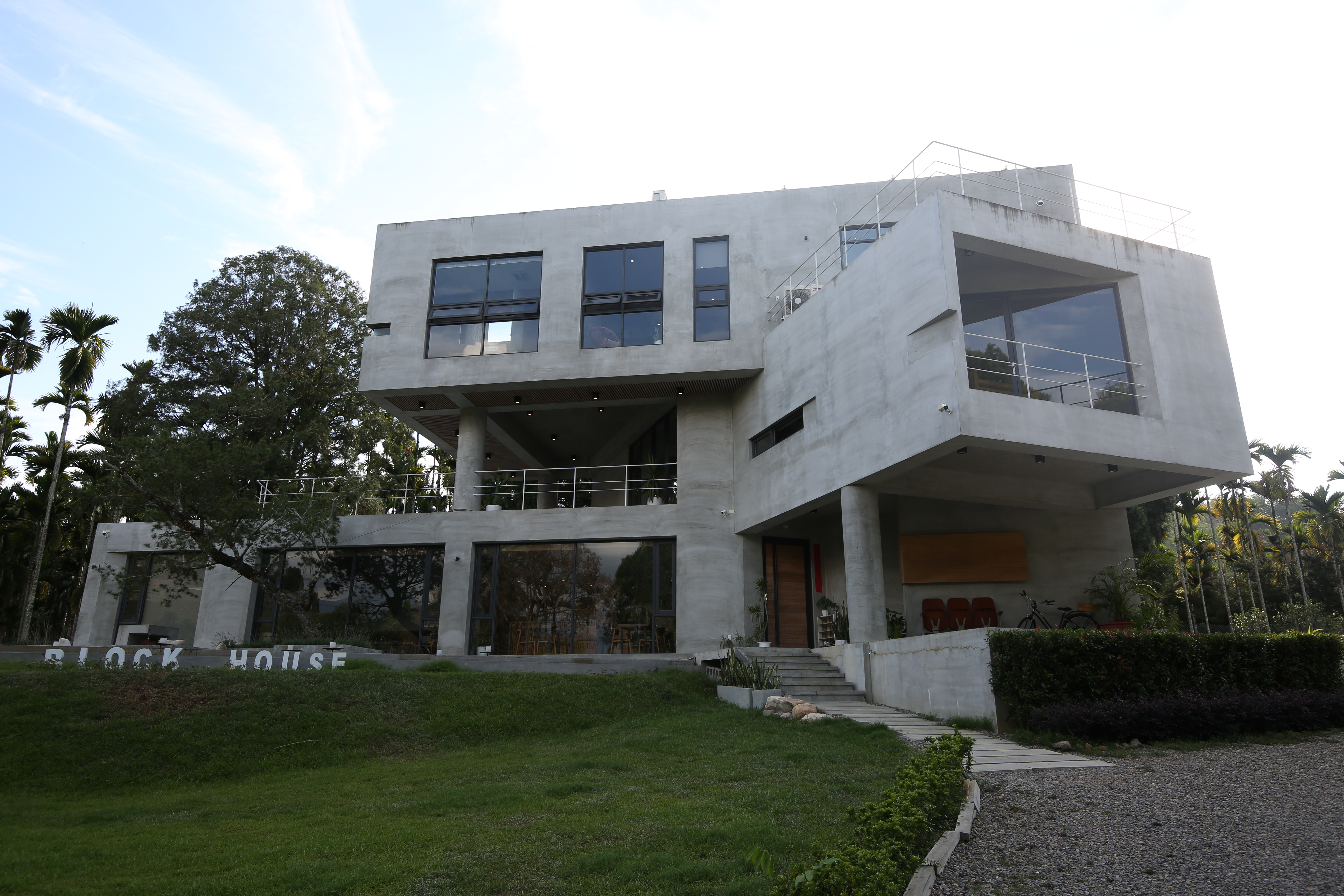 Block House積木家外觀形狀就像是童趣散落堆疊的積木。