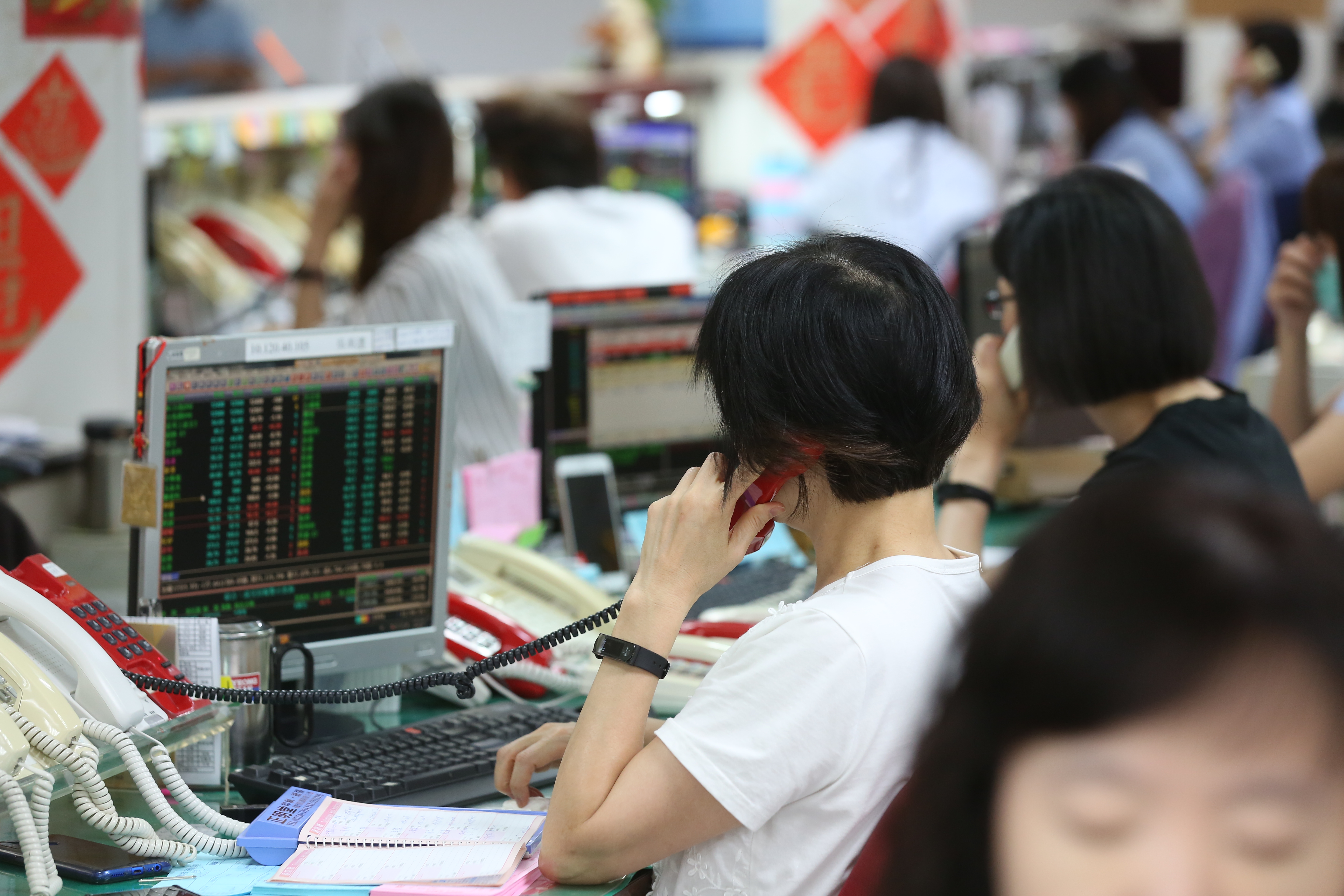 國泰金8月國民信心調查顯示，民眾對股市較不樂觀也較憂風險。