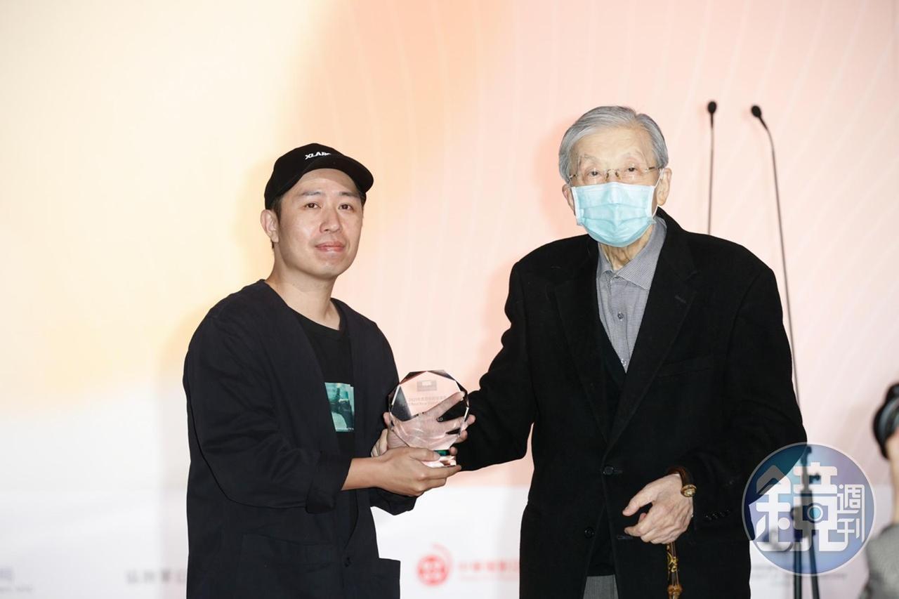 李行導演3月底出席「年度傑出影視聽工作者頒獎典禮」，頒發最佳新導演獎給《怪胎》導演廖明毅。（本刊資料照）