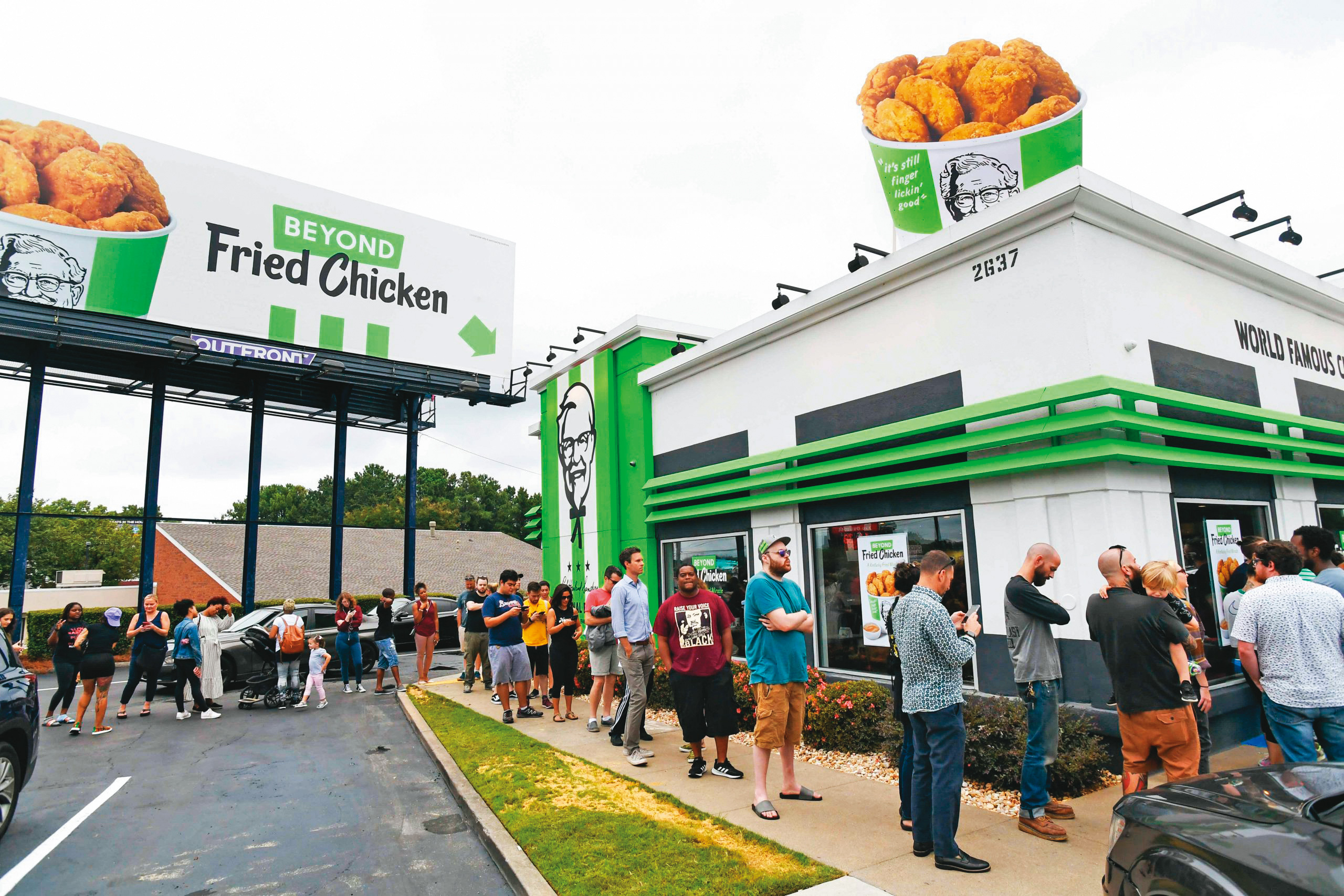肯德基(KFC)等餐飲連鎖業者紛紛拉攏植物肉廠商,共同開發相關產品,吸引消費者嘗鮮。
