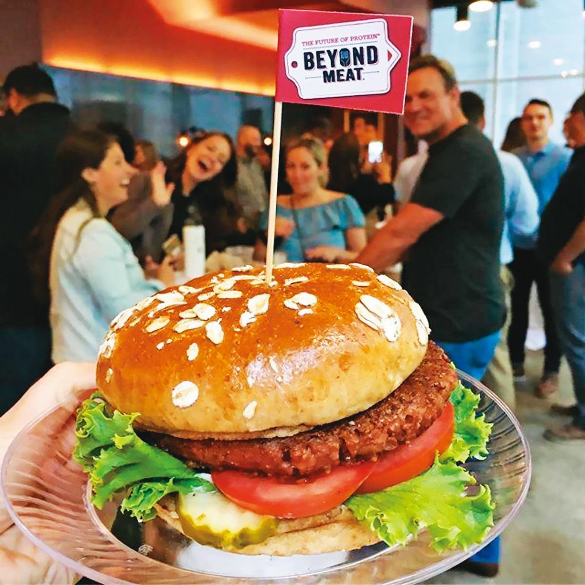 Beyond Meat 「未來漢堡排」足以與真肉漢堡比拚的味道與口感,掀起了植物肉風潮。(翻攝Beyond Meat臉書)