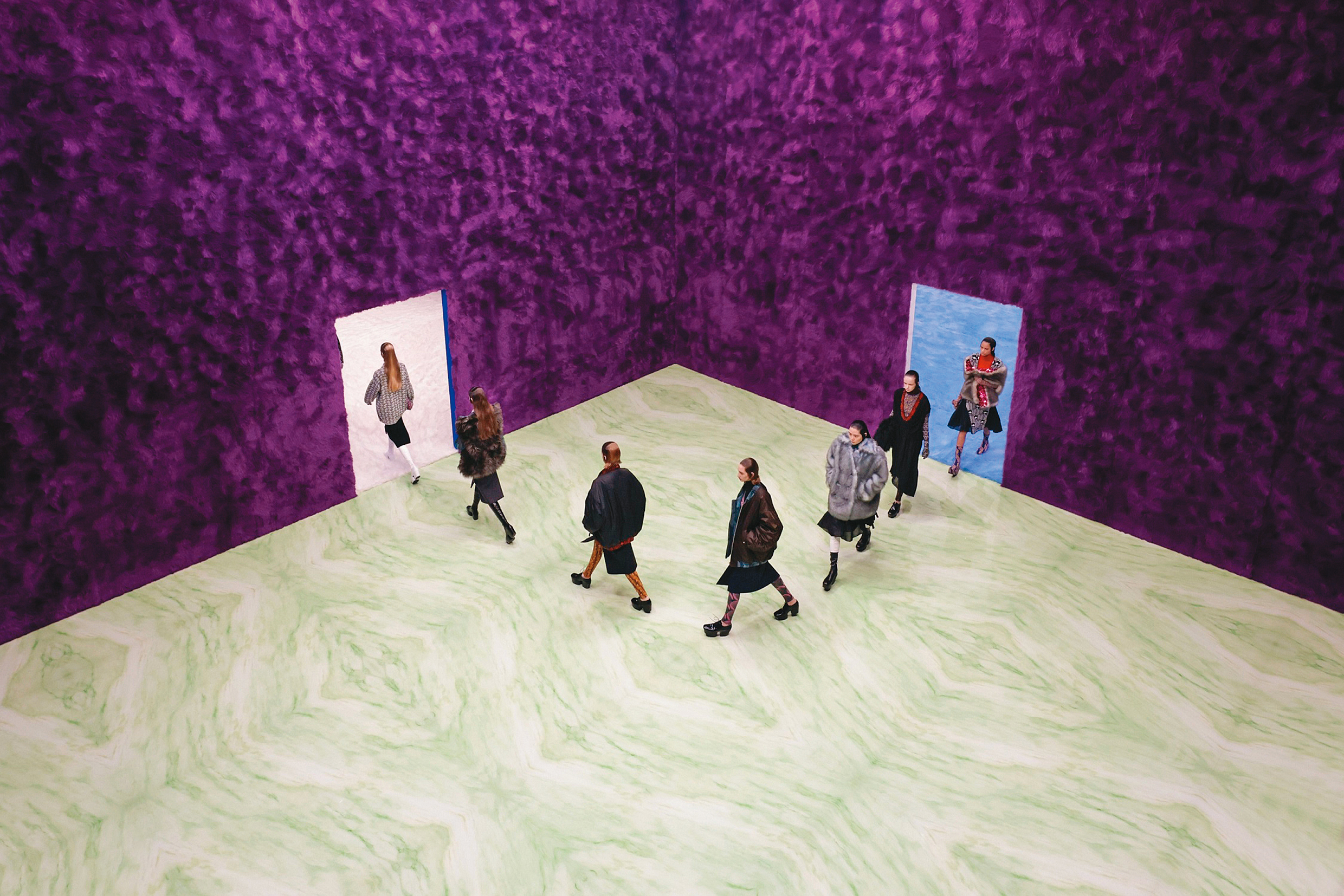 Miuccia Prada與Raf Simons攜手創作的PRADA 2021秋冬系列，簡約卻繁複、束縛又自在，以一種矛盾的衝突，呈現本季的美感。