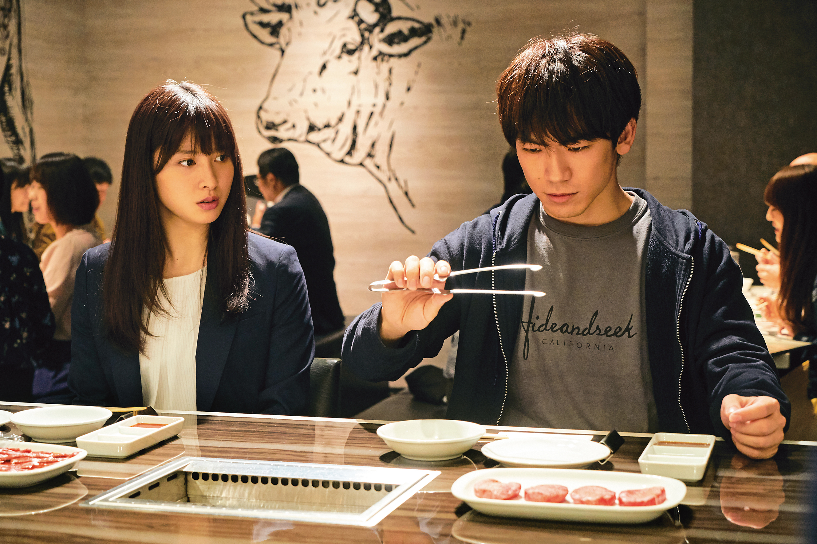 NAOTO（右）在電影《強運燒肉饌》與土屋太鳳（左）走訪烤肉店評比，也勾起兒時的記憶。（鴻聯國際提供）