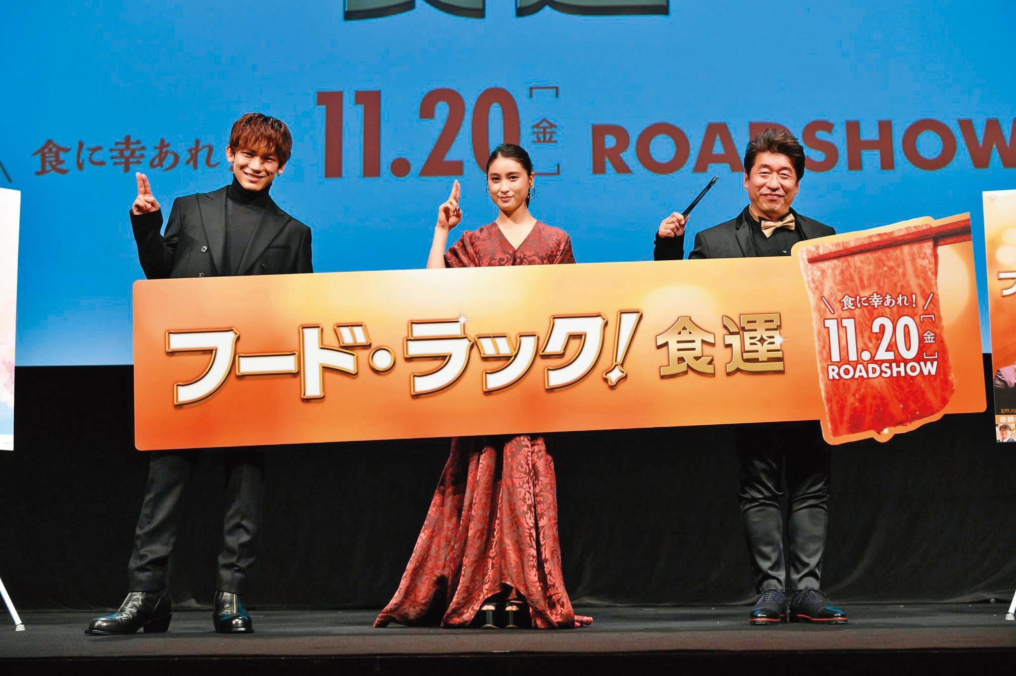 《強運燒肉饌》去年搶先在東京國際影展曝光，導演寺門JIMON（右）率領NAOTO（左）和土屋太鳳（中）一起出席特映。（TIFF2020提供）