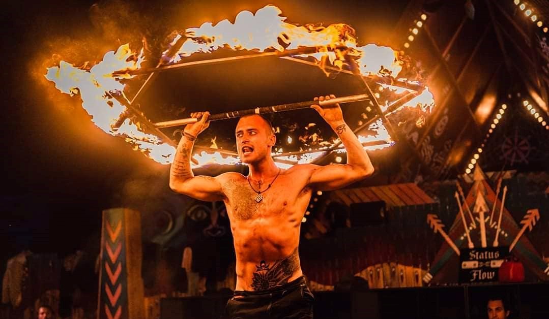 詹姆士帶頭發起遊行，拒絕配合政府防疫。（翻攝Petrol Panther IG）