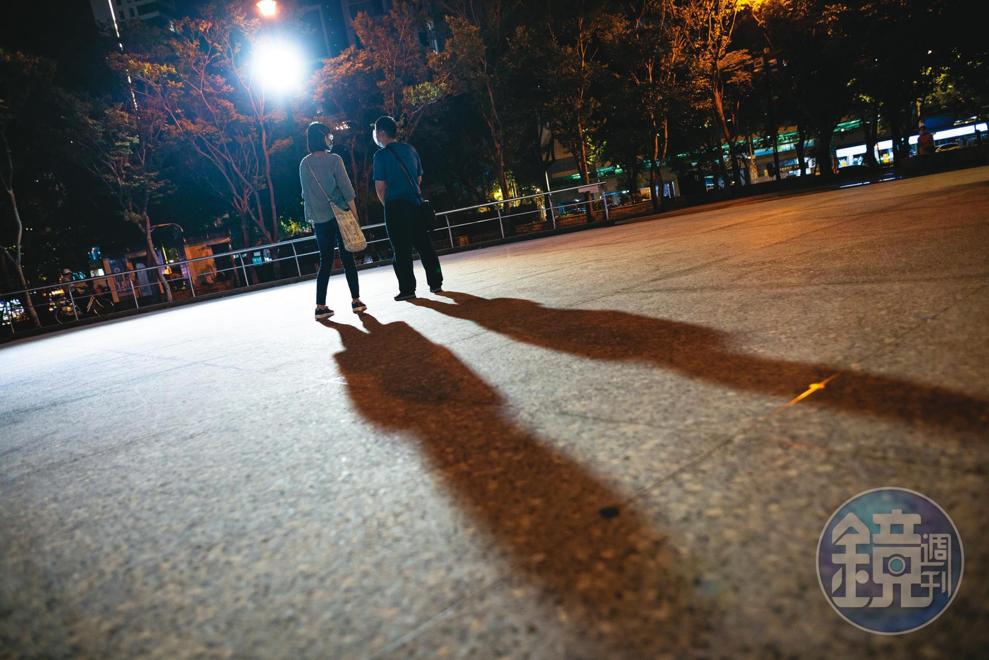 疫情期間曉明(左)與病人家屬羅尼(右)約在公園,她仔細詢問羅尼最近家人的病況,並交代照顧細節。