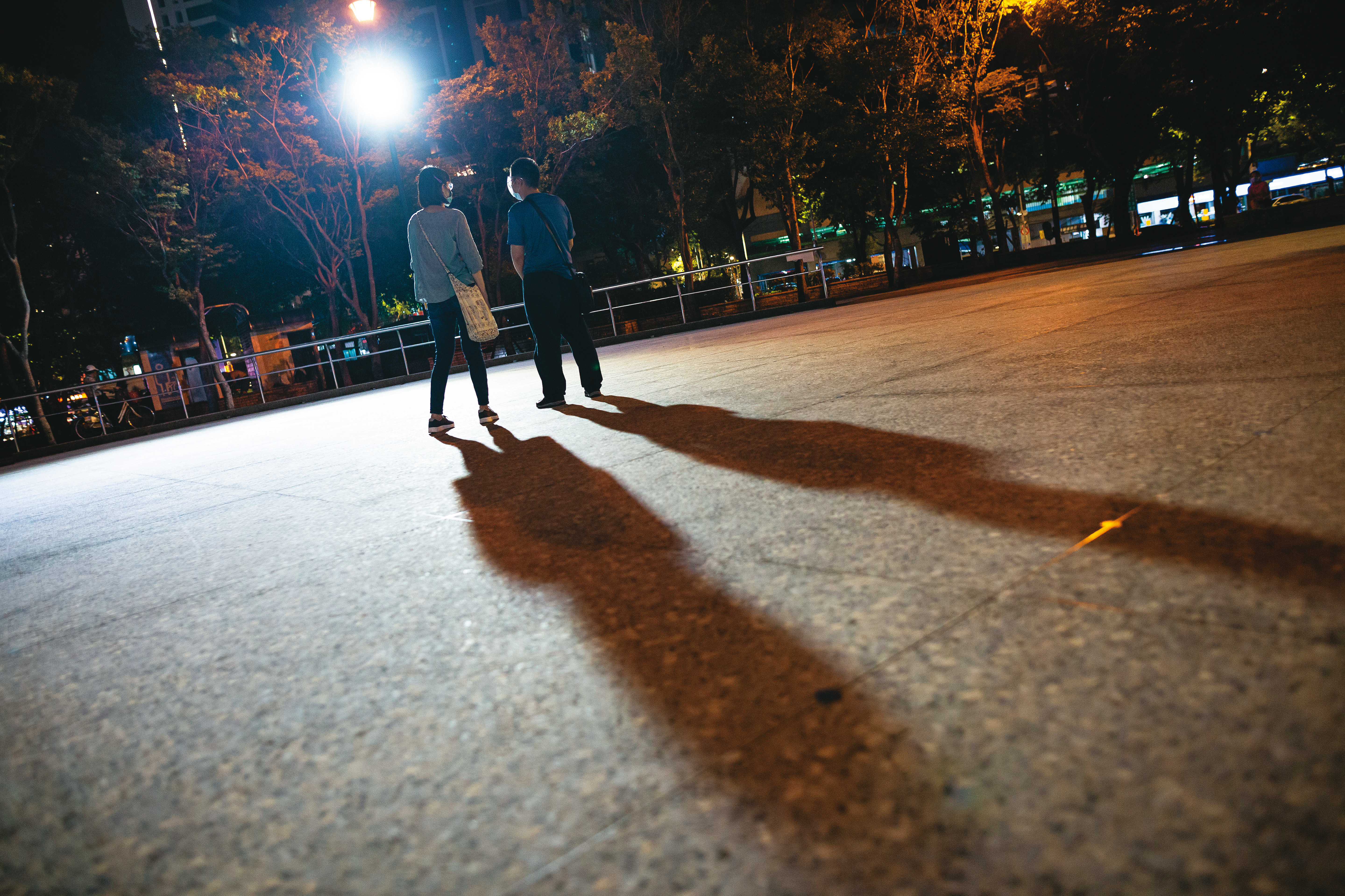 疫情期間曉明(左)與病人家屬羅尼(右)約在公園,她仔細詢問羅尼最近家人的病況,並交代照顧細節。