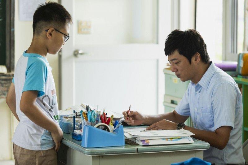 《期末考》代課老師林立宏面對少子化帶來的各種教育難題。(海鵬影業)