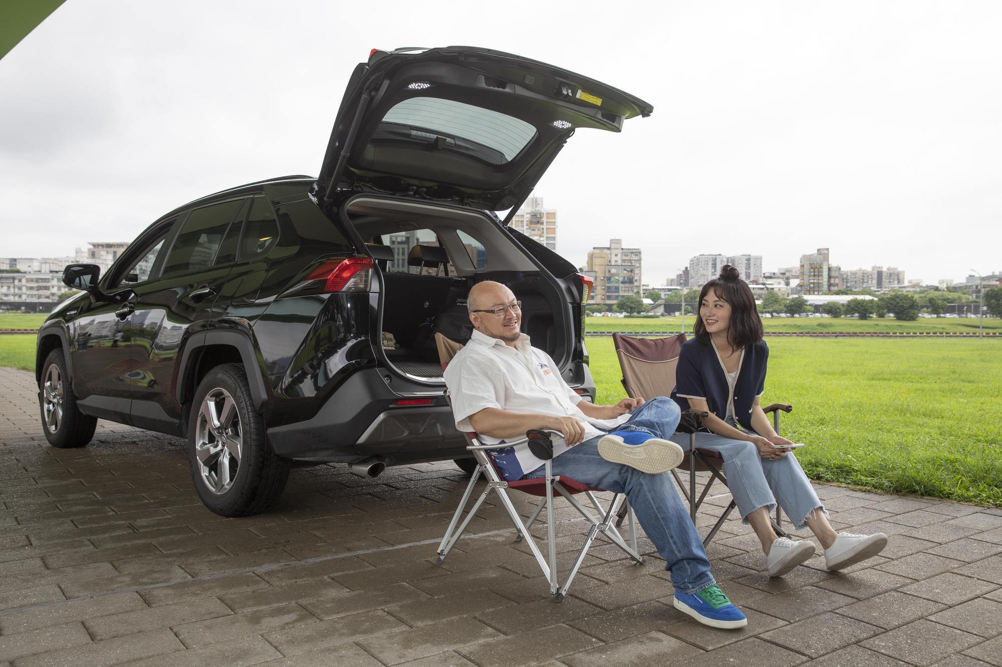 RAV4銷量好改裝部品相對也有更多選擇,他們現階段加裝了透氣窗,並把行李廂底板改造成露營折疊桌,方便隨時享受大自然。