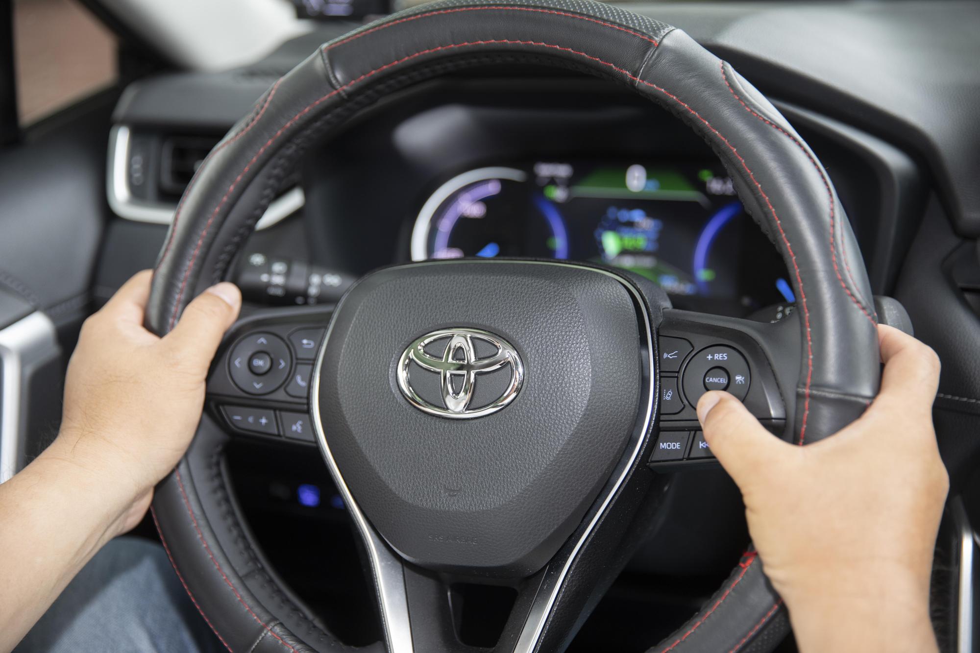 RAV4搭載多項主、被動安全防護系統,斗哥最常使用ACC全速域主動式車距維持定速系統(含STOP&GO)。