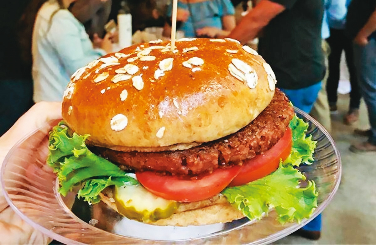 Beyond Meat 「未來漢堡排」足以與真肉漢堡比拚的味道與口感，掀起了植物肉風潮。（翻攝Beyond Meat臉書）