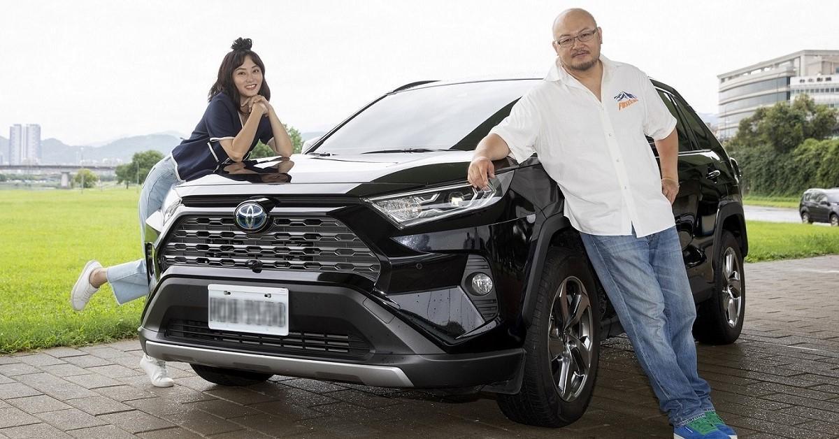 劉亮佐(斗哥)和趙小僑開的是Toyota RAV4 Hybrid油電混合車款,同時滿足都會移動與越野樂趣。