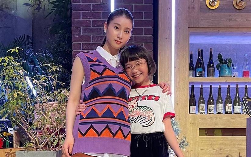 COCO(右)是擁有60萬IG粉絲的時尚潮童,在電影《變調的灰姑娘》飾演土屋太鳳的繼女。(翻攝COCO IG)