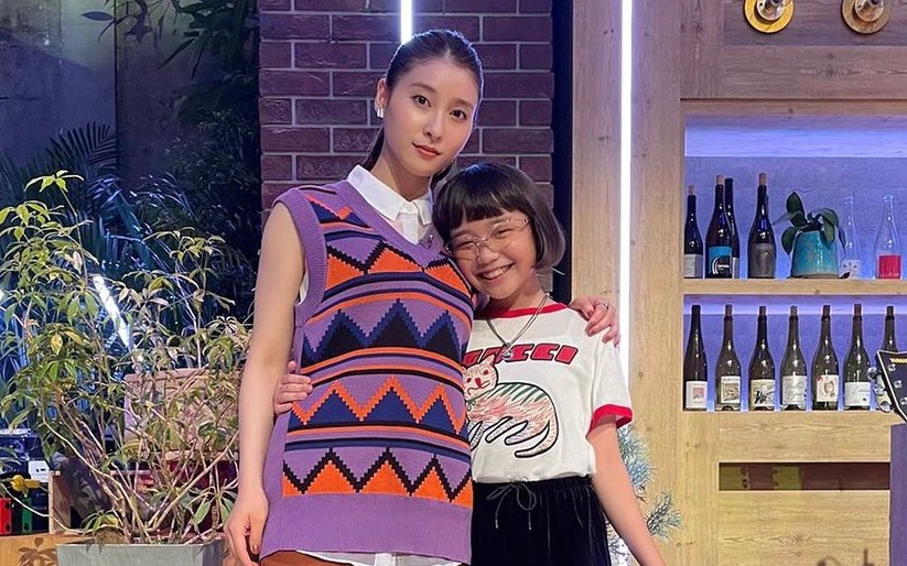 COCO（右）是擁有60萬IG粉絲的時尚潮童，在電影《變調的灰姑娘》飾演土屋太鳳的繼女。（翻攝COCO IG）