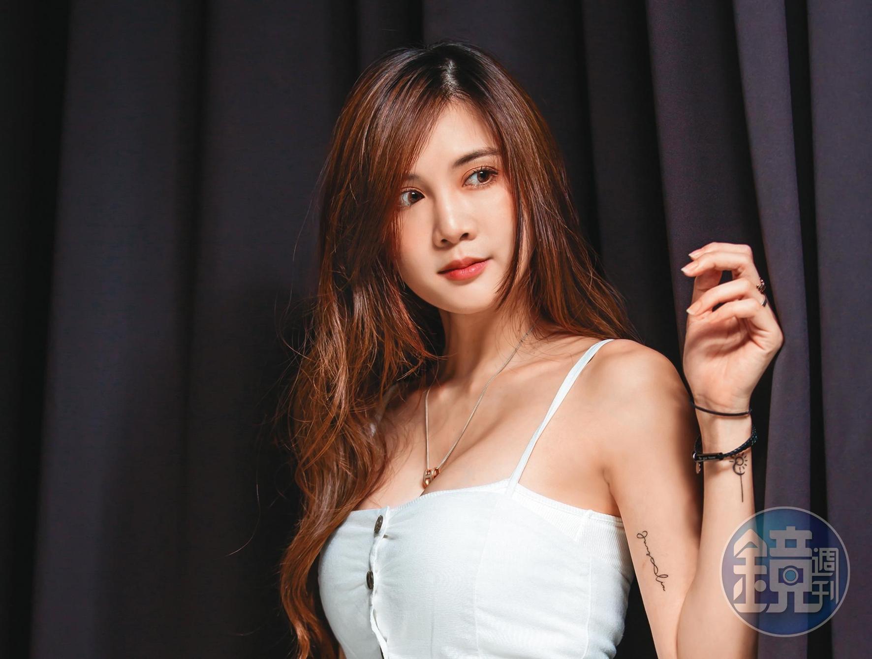 藍甯雖擁有傲人的魔鬼身材,但進演藝圈後並不順遂。