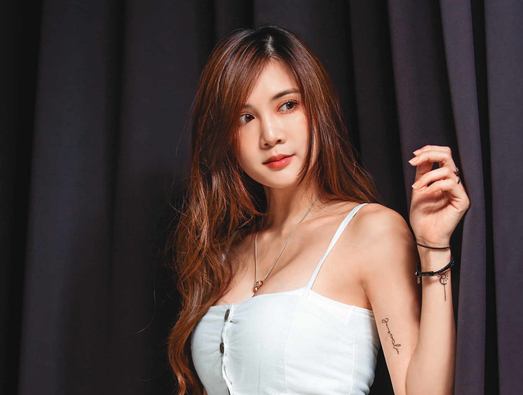 藍甯雖擁有傲人的魔鬼身材，但進演藝圈後並不順遂。