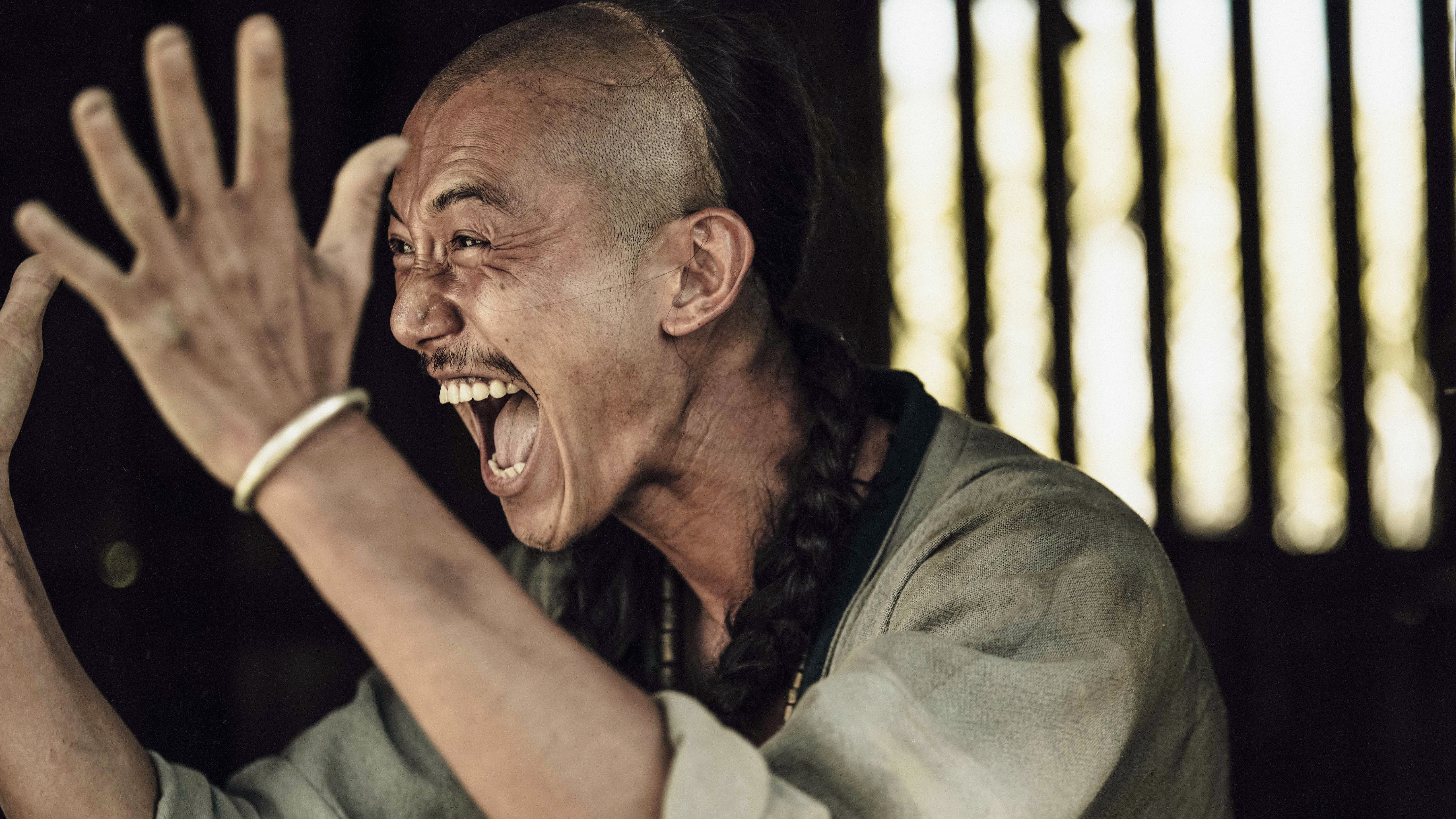 吳慷仁演出卑微求生的社寮頭人「水仔」，命運游走在外人跟斯卡羅之間。（公視提供）