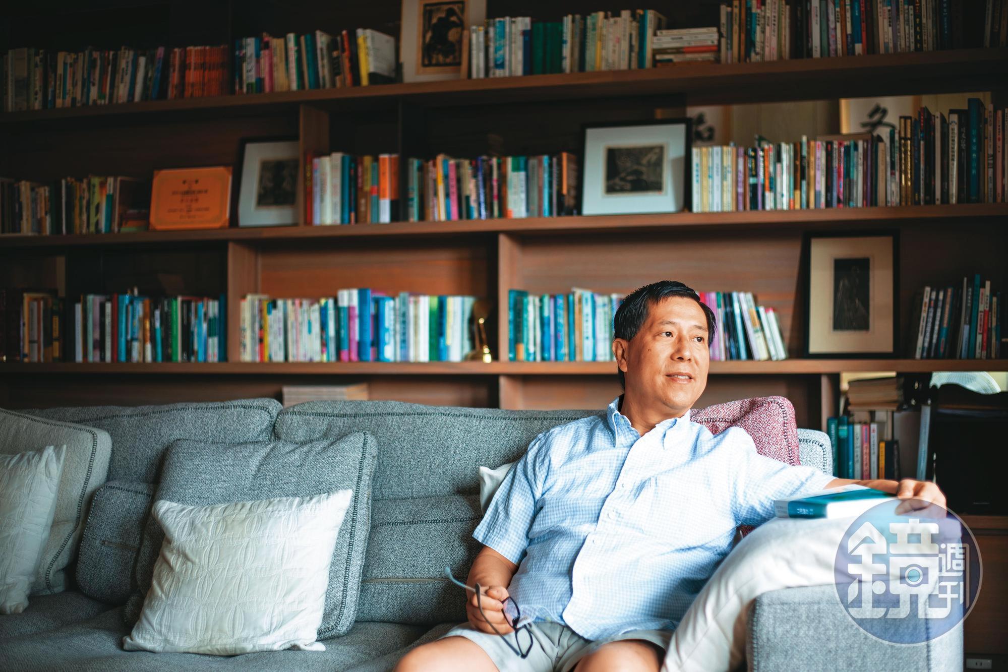 汪浩與蔡珠兒家中有許多書櫃，蔡珠兒什麼書都看，汪浩的書櫃多是歷史、政治。