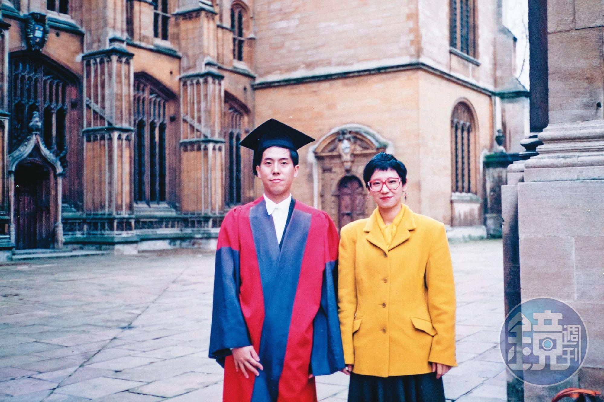 1992年汪浩拿到英國牛津大學國際關係博士，右為當時女友蔡珠兒。（蔡珠兒提供）