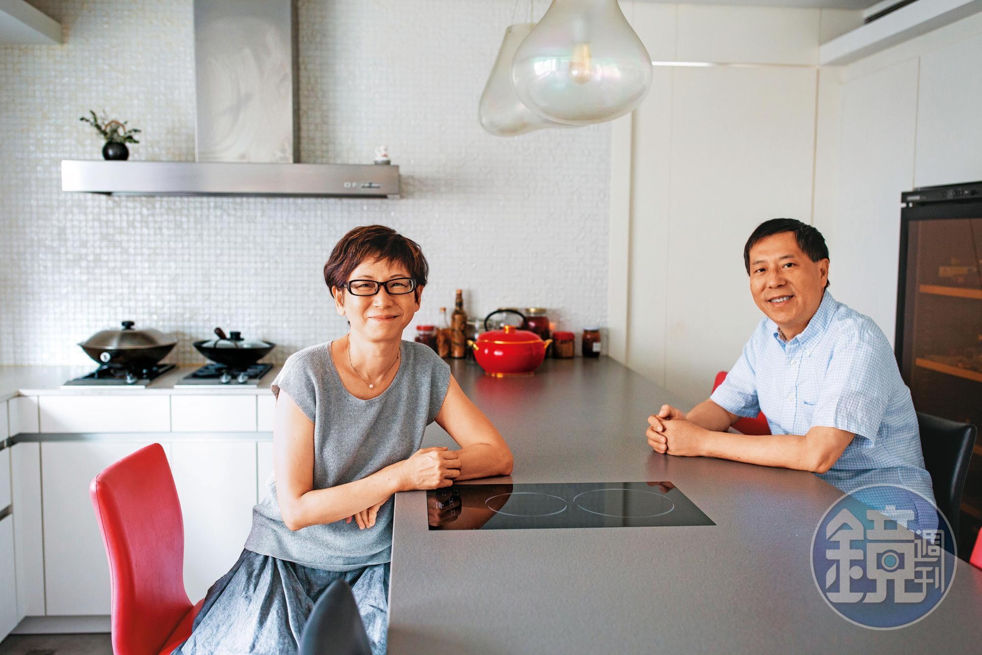 家中廚房裡的中島餐桌是夫妻倆平時用餐的地方。