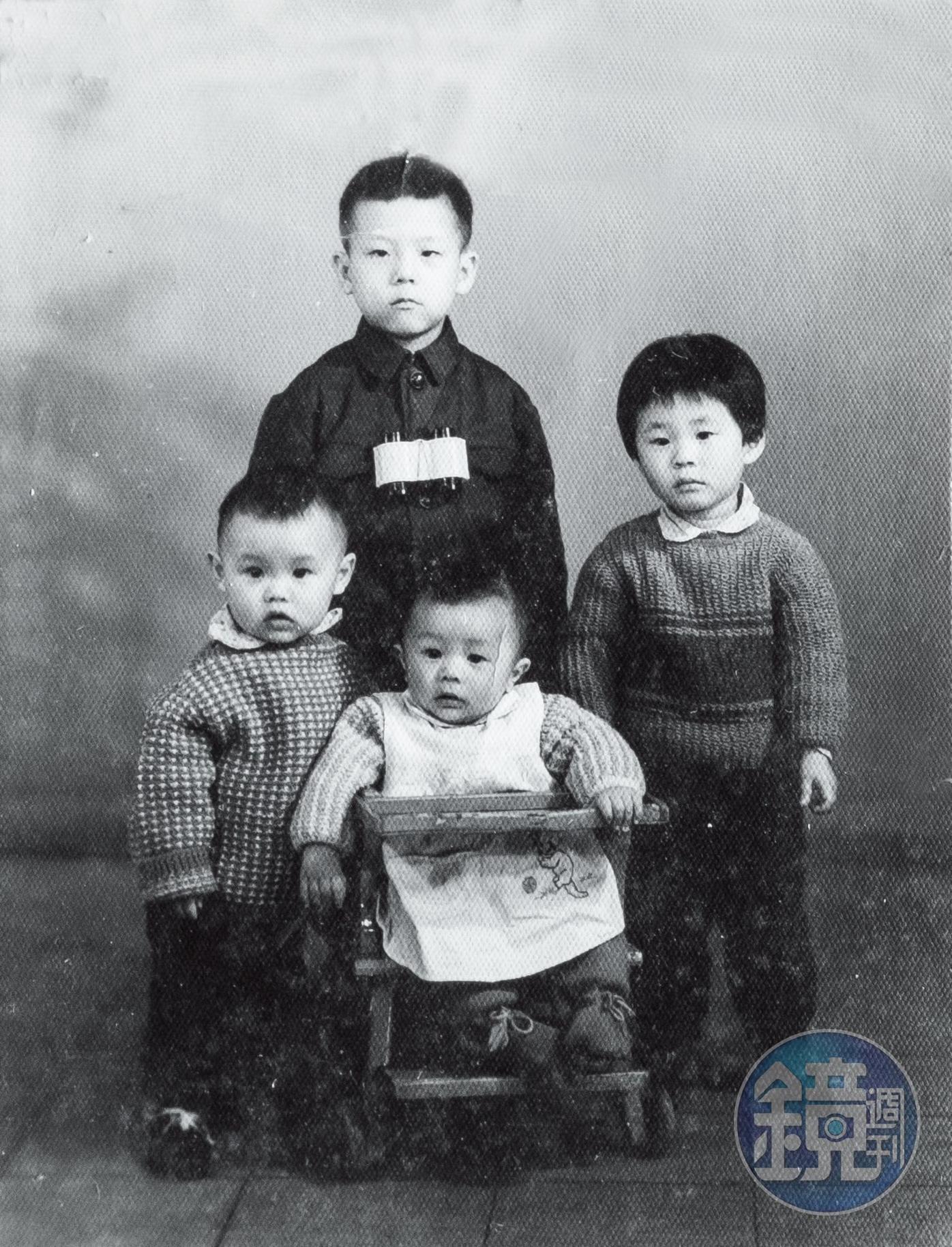 汪浩（後）5歲時與上海的表弟妹合照，照片背面有外公的手寫字跡。（蔡珠兒提供）