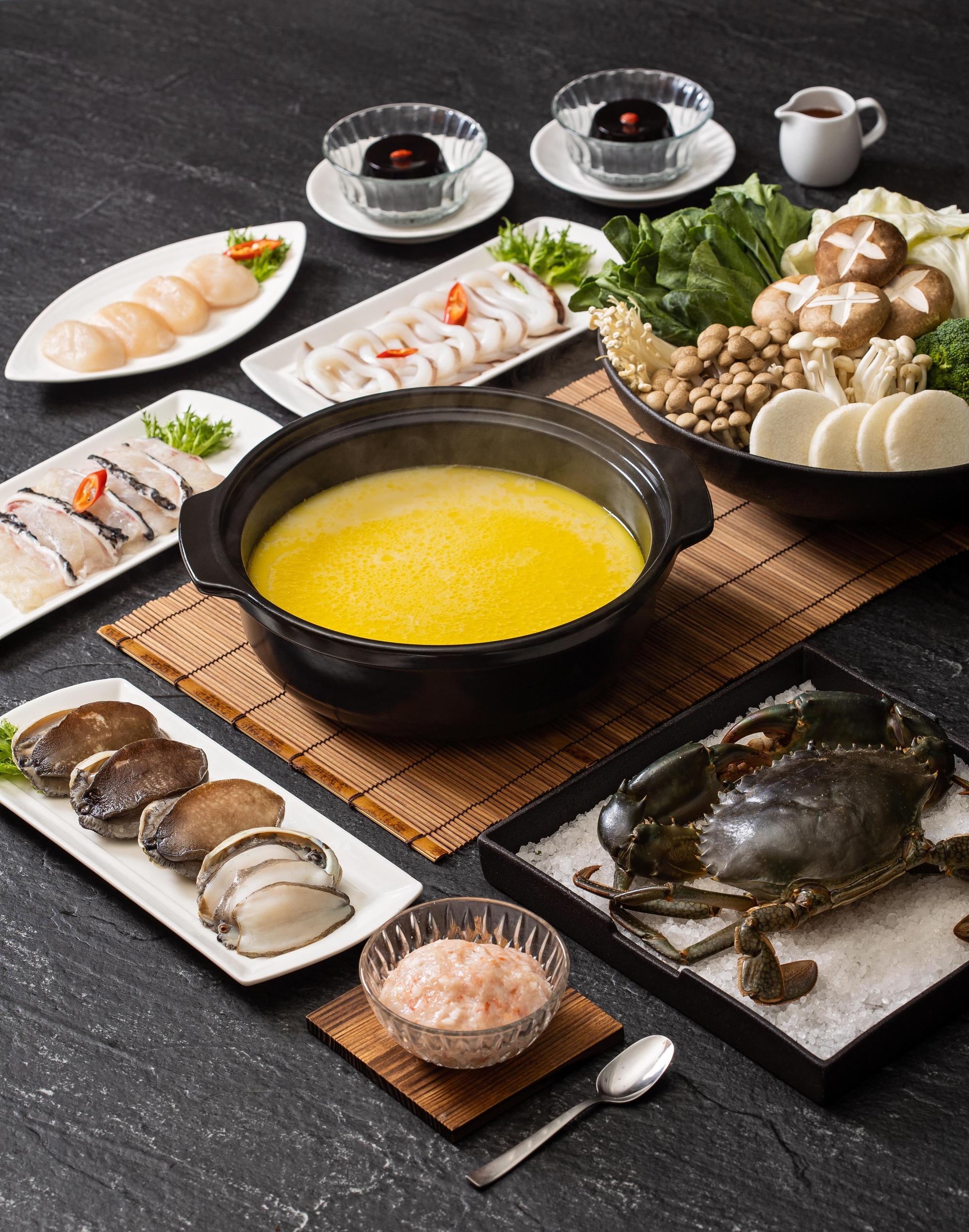 沙公、鮑魚、龍膽石斑魚的鮮味融在養生雞粥中,甘甜美味的精華,全都凝在這鍋湯裡。