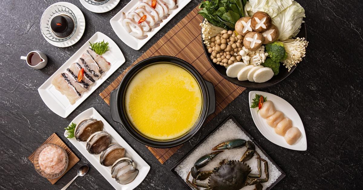 這鍋香濃超有味!粵式的「海鮮養生鍋」以養生雞粥為湯底,加上沙公、鮑魚、龍膽石斑魚片等好料,還有時蔬的鮮甜精華,好料集結。