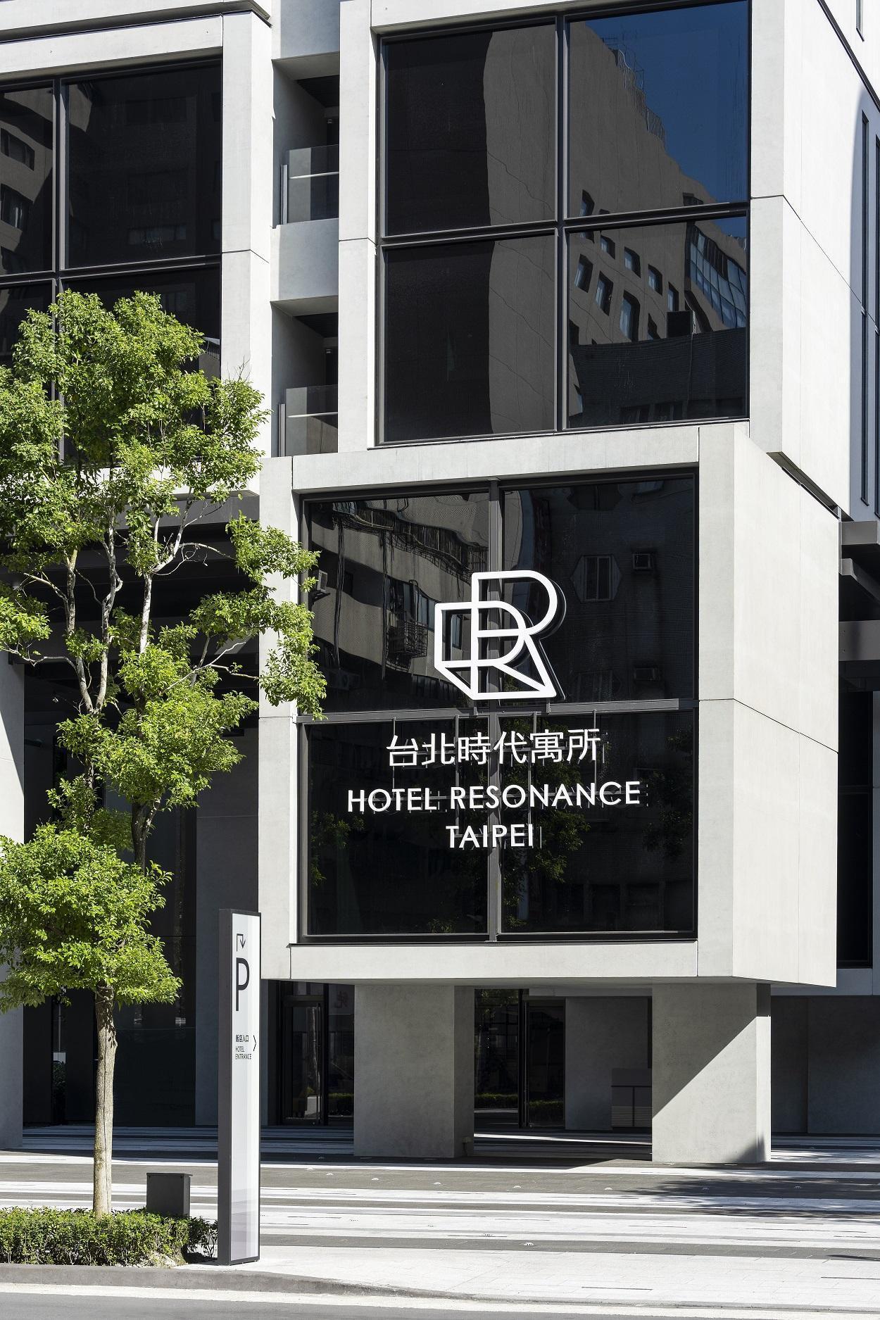 台北時代寓所過去曾是一片樟木林，飯店刻意留下綠意，打造鬧中取靜的窗外美景。