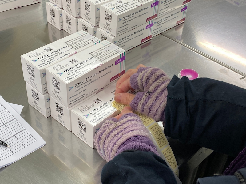 食藥署昨（19日）宣布完成封緘檢驗52.4萬劑AZ疫苗。（食藥署提供）