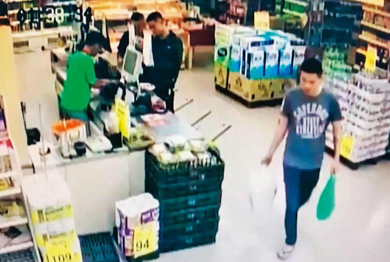 唐男等3人凌晨前往羅東的頂好超市購焚屍用的木炭，被監視器拍下。（翻攝畫面）