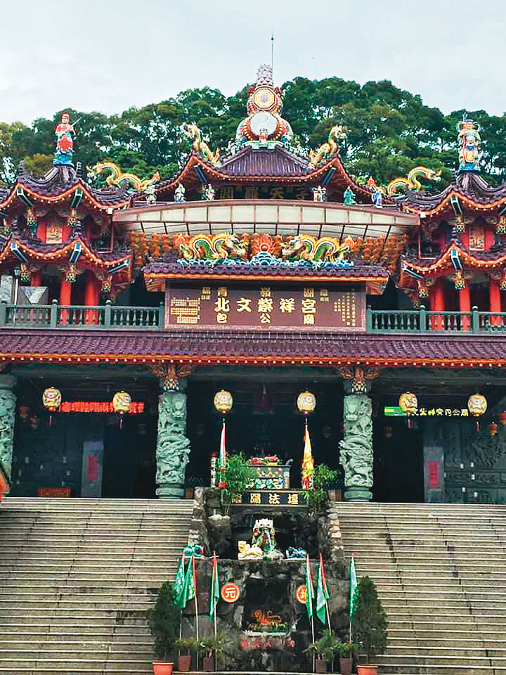 警方出發去宜蘭尋找屍體前，特別到包公廟（圖）拜拜，祈求神明協助破案。（翻攝林口包公廟臉書）