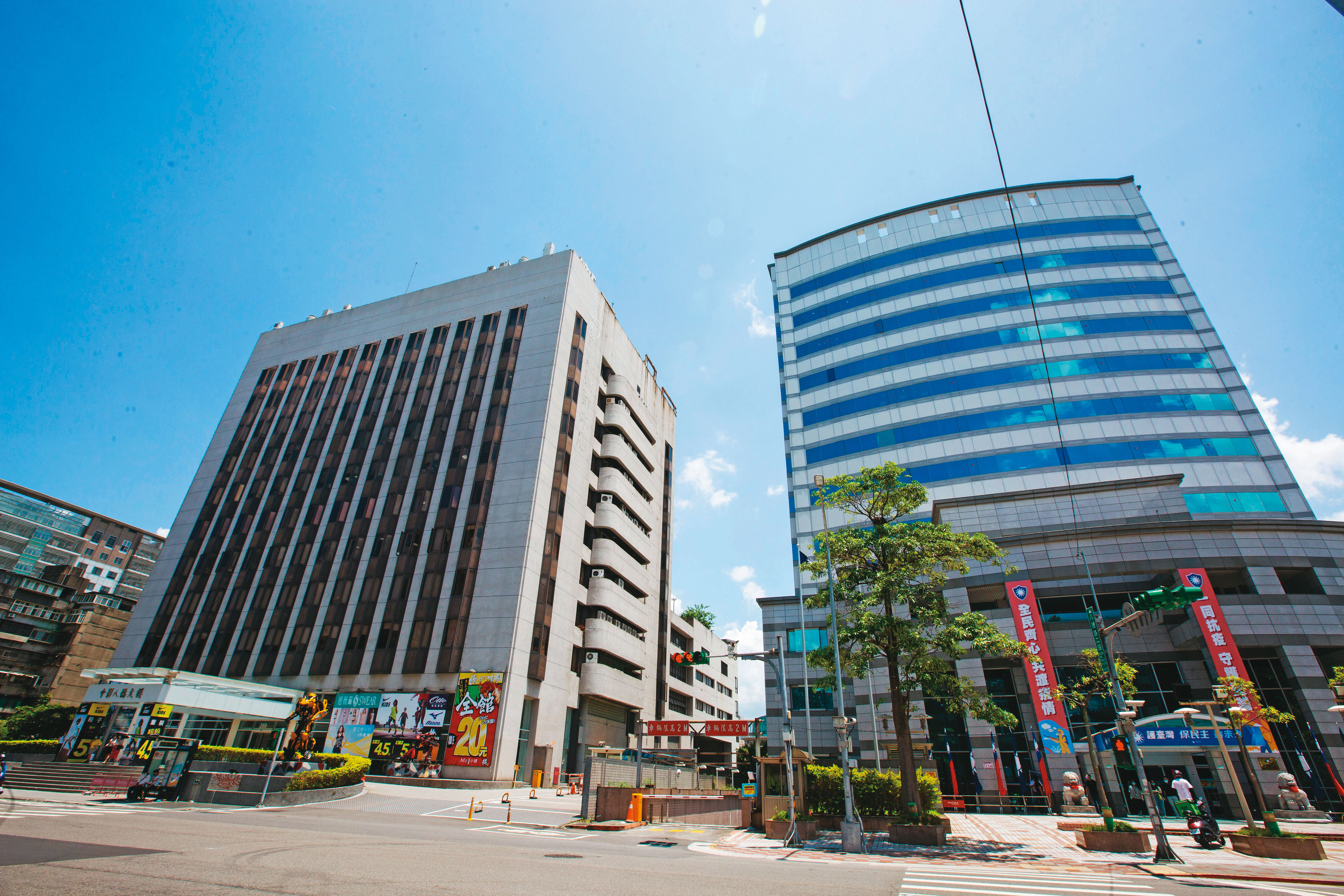 中影華夏大樓（左）與右方國民黨黨部所在的八德大樓，皆位於台北市八德路的黃金地段。