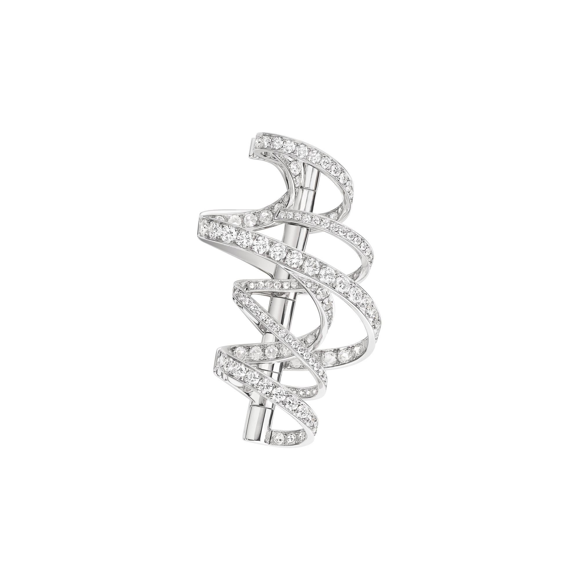 Torsade de Chaumet 18K白金胸針,鑲嵌玫瑰式切割及明亮式切割鑽石。(Chaumet提供)