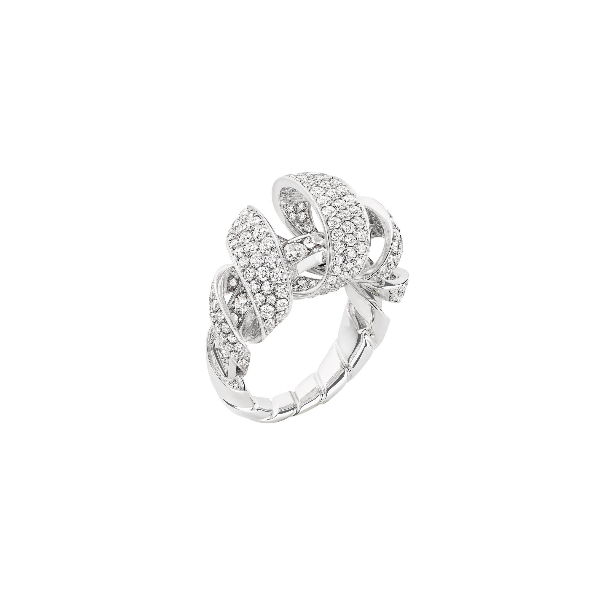 丁春誠配戴的Torsade de Chaumet 18K白金戒指,鑲嵌明亮式切割鑽石。(Chaumet提供)