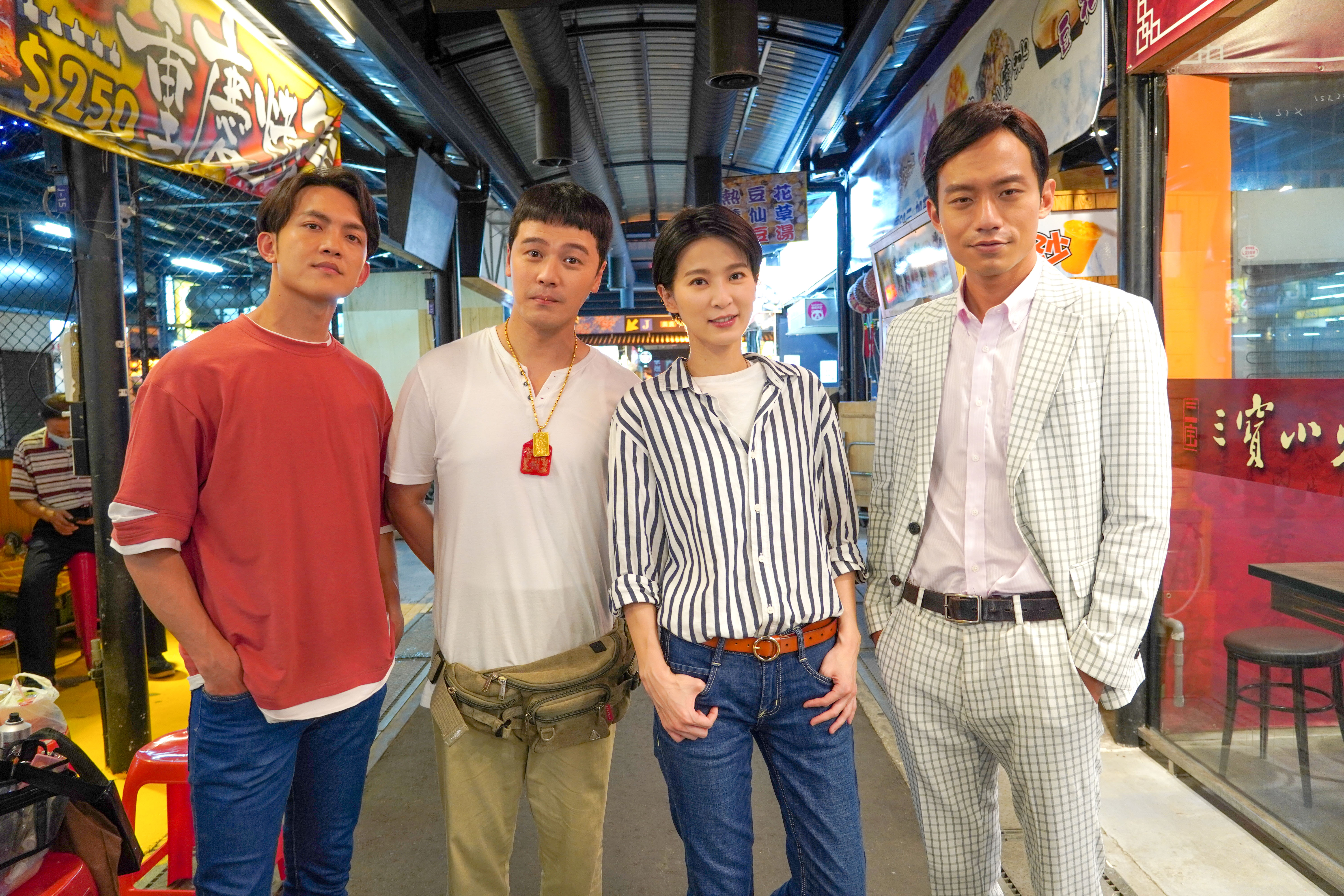 左起郭忠祐、黃文星、楚宣、張哲豪為了《黃金歲月》在夜市拍戲，引起注意。（民視提供）